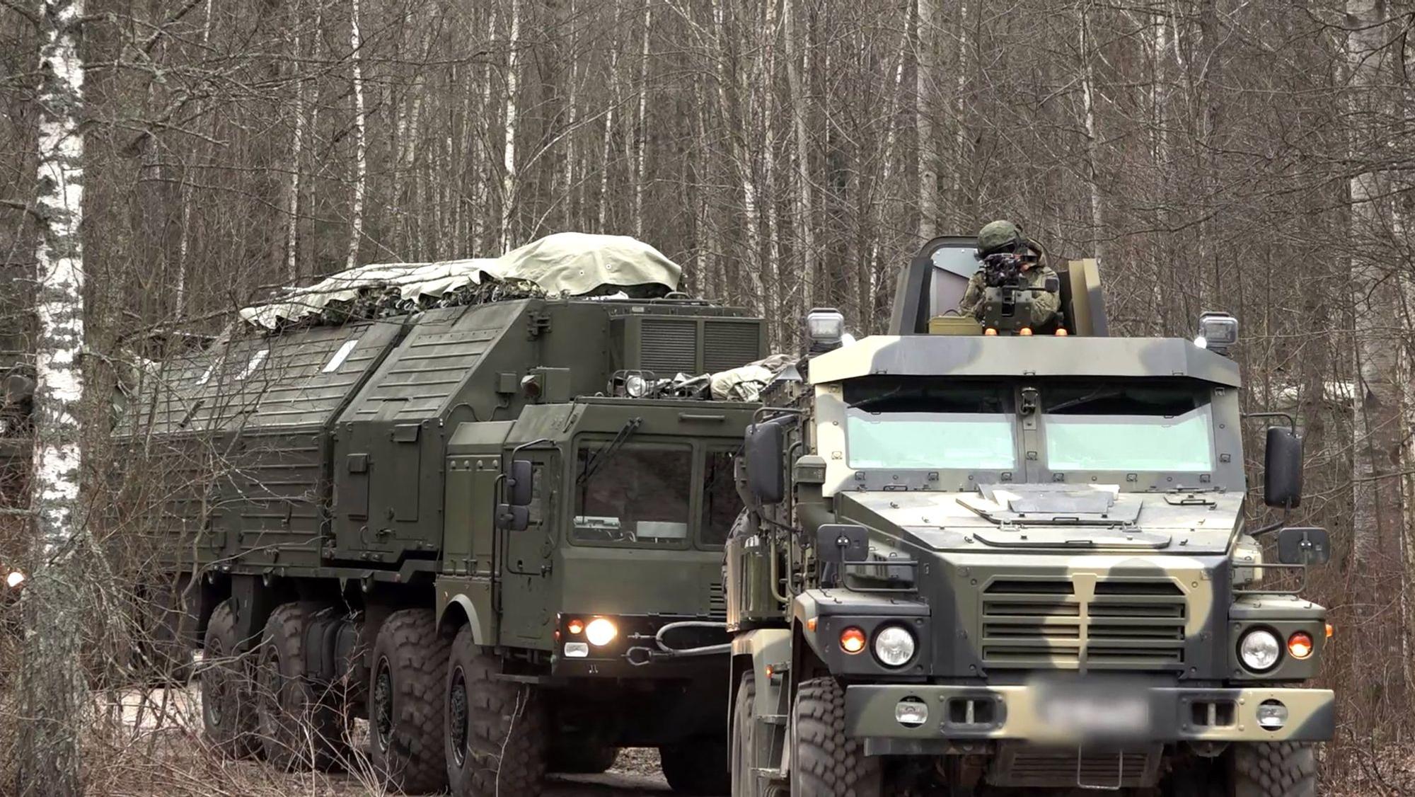 Ein russisches Oreschnik-Raketensystem steht im Wald.