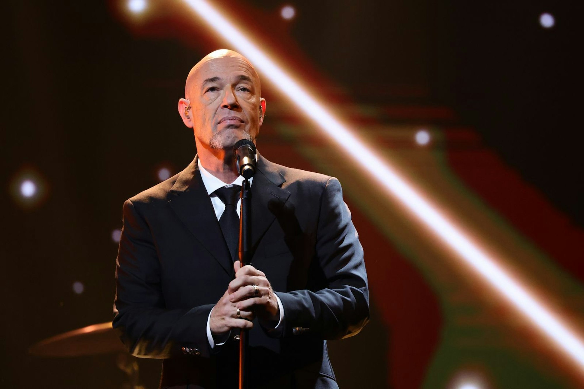 Wegen des anhaltenden Schneechaos musste die Band Unheilig um ihren Frontmann der Graf zwei Konzerte in Hamburg kurzfristig absagen. (Bild: 2025 Getty Images/Andreas Rentz)