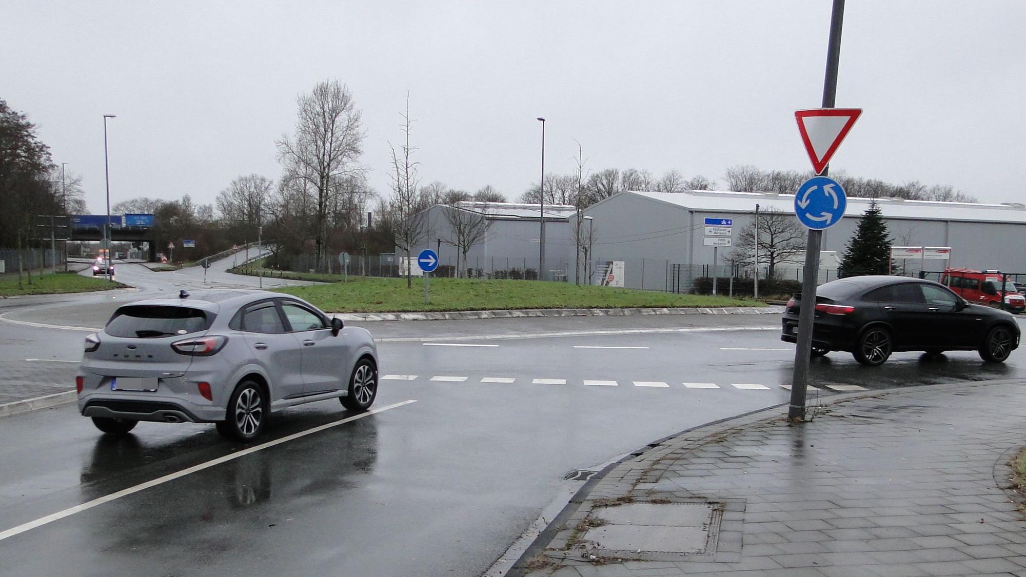 Zu den Stoßzeiten des Berufverkehrs bilden sich am Kreisverkehr in der Emdener Straße oft lange Staus.