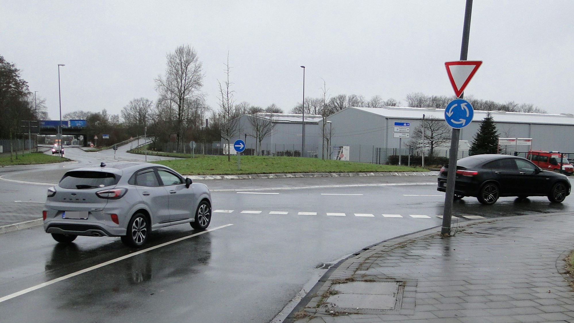 Zu den Stoßzeiten des Berufverkehrs bilden sich am Kreisverkehr in der Emdener Straße oft lange Staus.