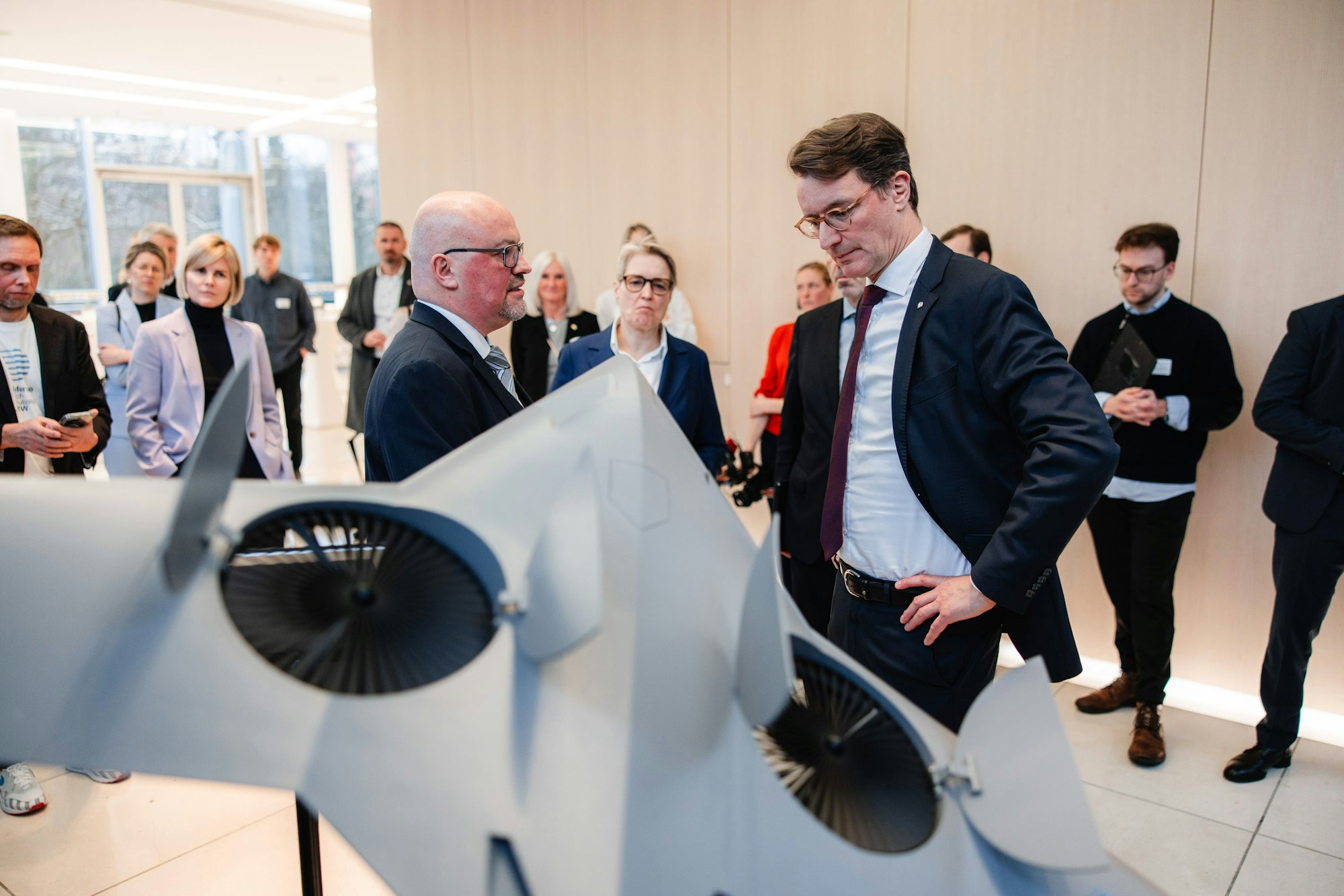 Ministerpräsident und Gründer unterhalten sich. Im Vordergrund des Bildes eine Drohne von Infinteq.