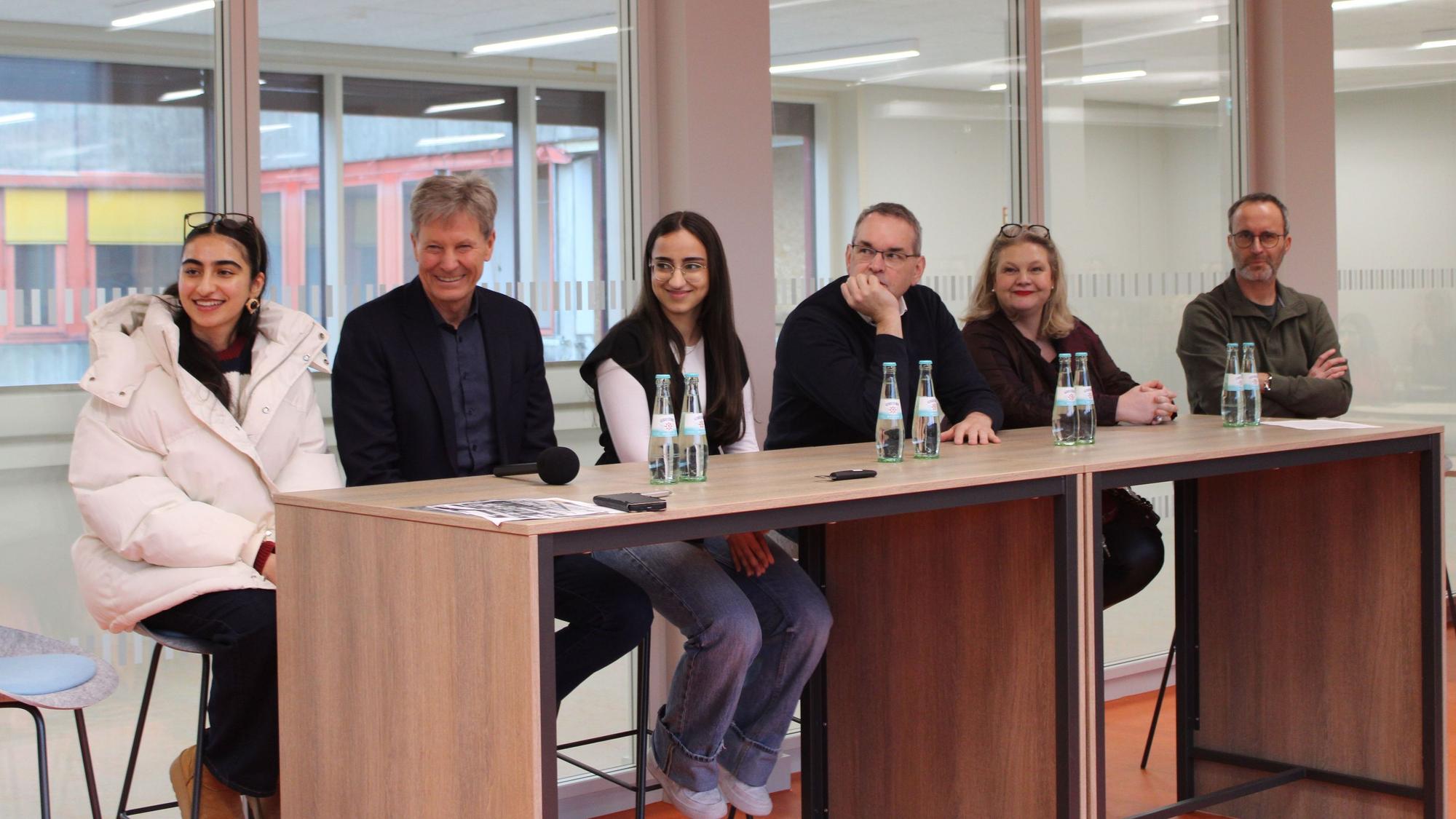 Neue Gebäudeteile am Bildungscampus Neuenhof in Siegburg. Hasna Sayhoon (Schülerin Gesamtschule), Jochen Schütz (Schulleiter Gesamtschule), Mizgen Koca (Schülerin Realschule), Bürgermeister Stefan Rosemann, Iris Gust (Schulleiterin Realschule) und Jens Otrominski (Leitung Schulverwaltungsabteilung)
