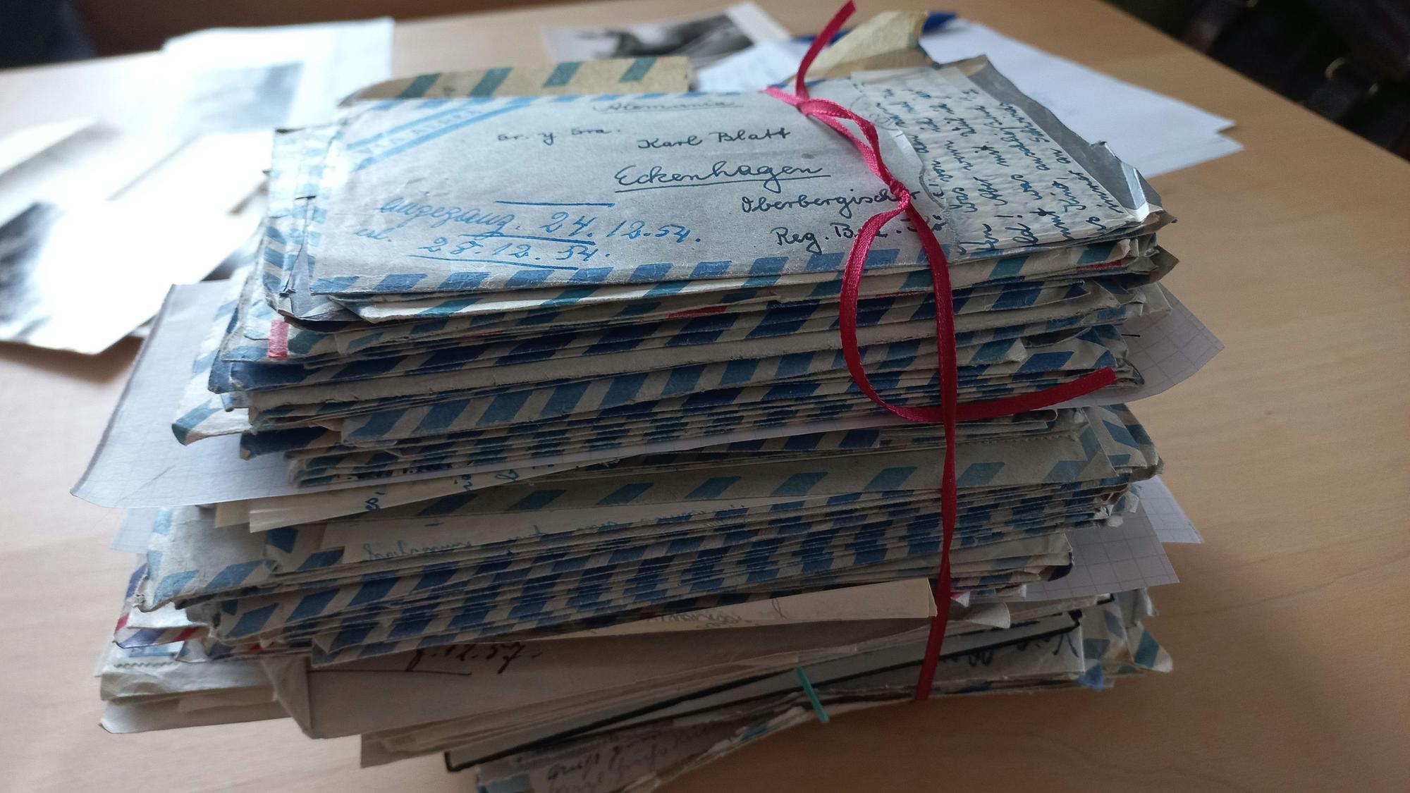 Blick auf einen Stoß Luftpostbriefe