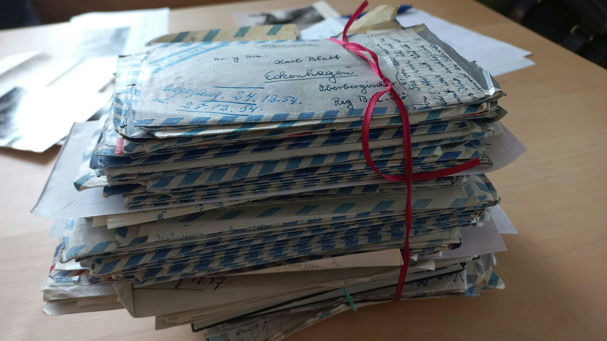 Blick auf einen Stoß Luftpostbriefe
