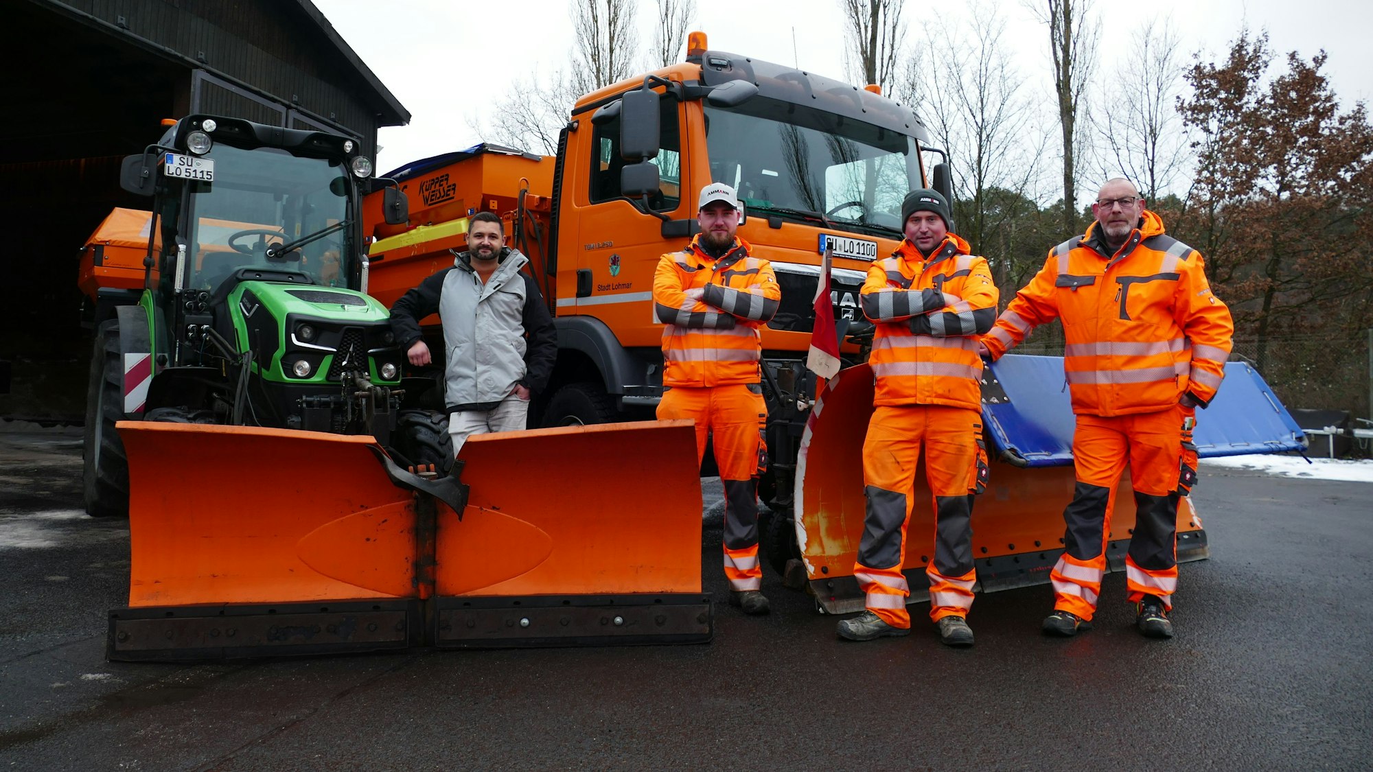 Ingo Gottschalk, stellvertretender Leiter des Lohmarer Bauhofs, und deren Mitarbeiter Marvin Heul, Christian Rötzel und Achim Gerhards vor den Fahrzeugen des Lohmarer Winterdienstes (v.l.).