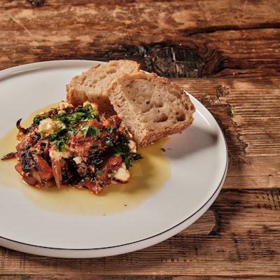 Winter-Shakshuka mit Pastinake, Grünkohl, Ei und Feta