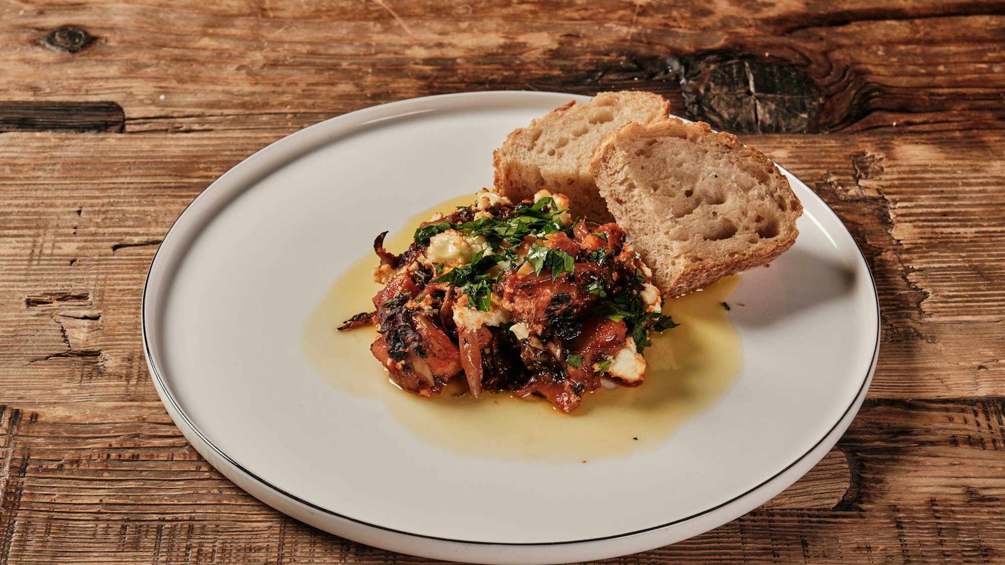 Winter-Shakshuka mit Pastinake, Grünkohl, Ei und Feta