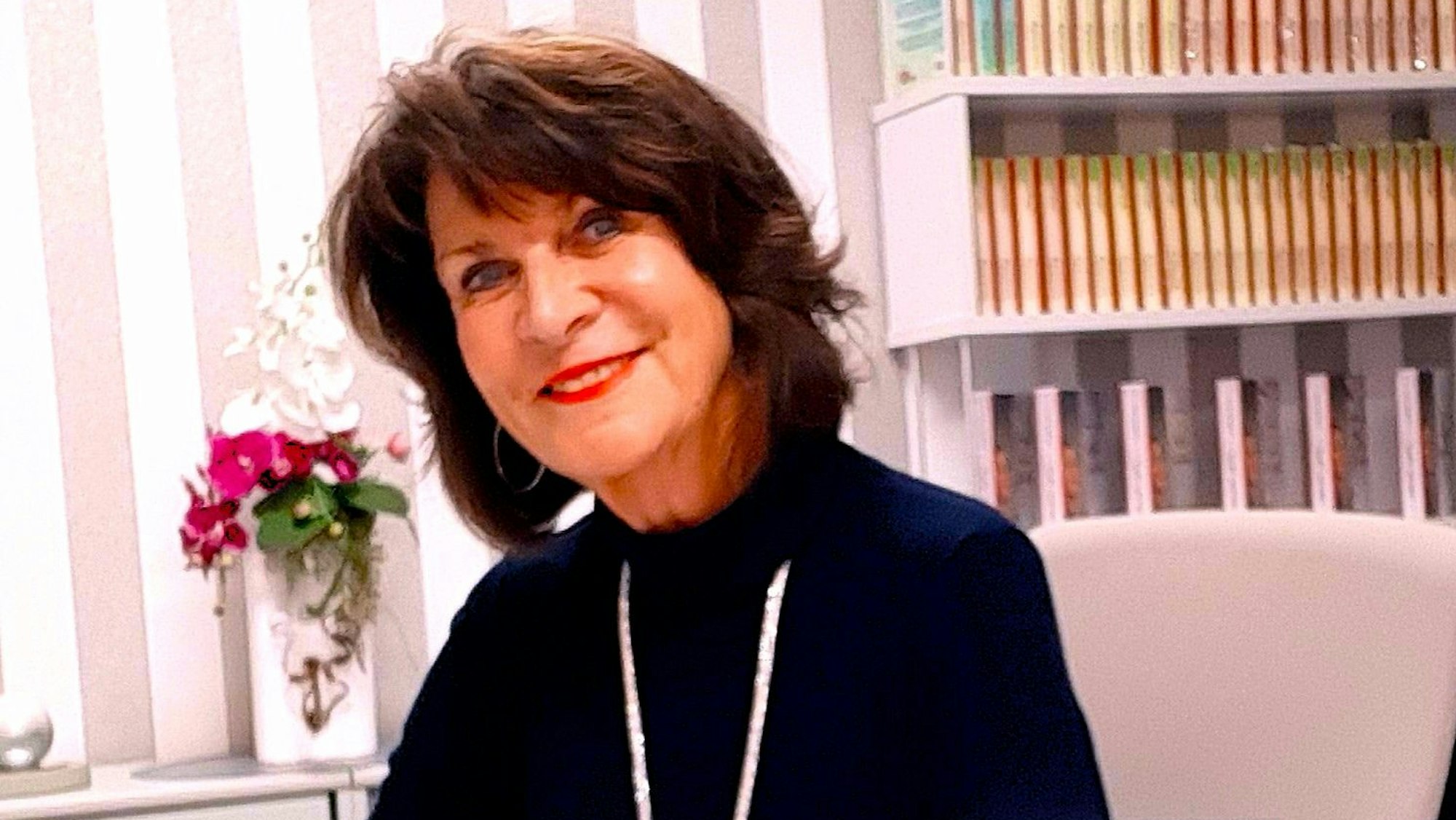 Lena Demeul trägt einen schwarzen Pullover und lächelt.