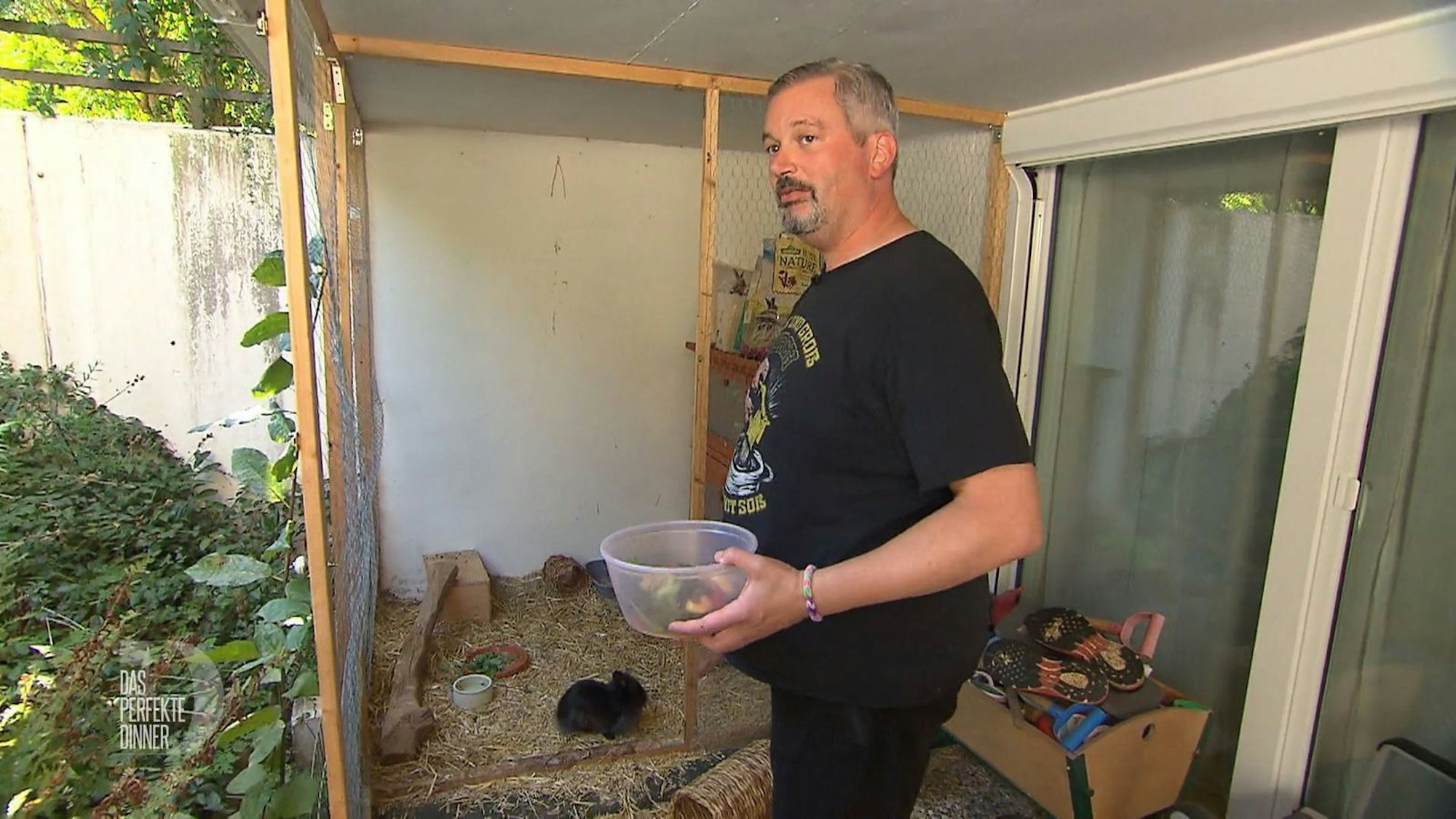 Wenn Sascha heute schon so groß aufkocht, sollen auch die Kaninchen Popcorn und Magnum was davon haben.
(Bild: RTL)