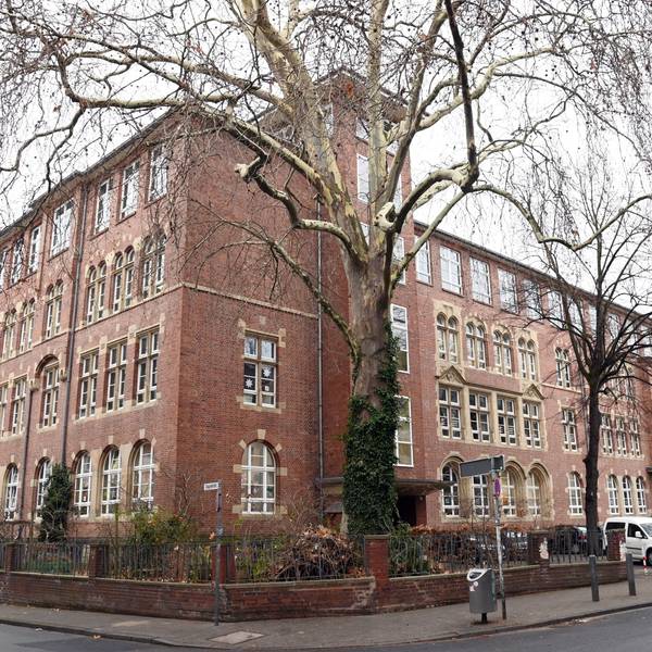 Das Gebäude der Katholischen Hauptschule am Rhein in der Niederichstraße.