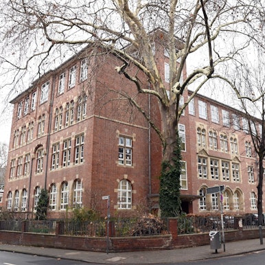 Das Gebäude der Katholischen Hauptschule am Rhein in der Niederichstraße.