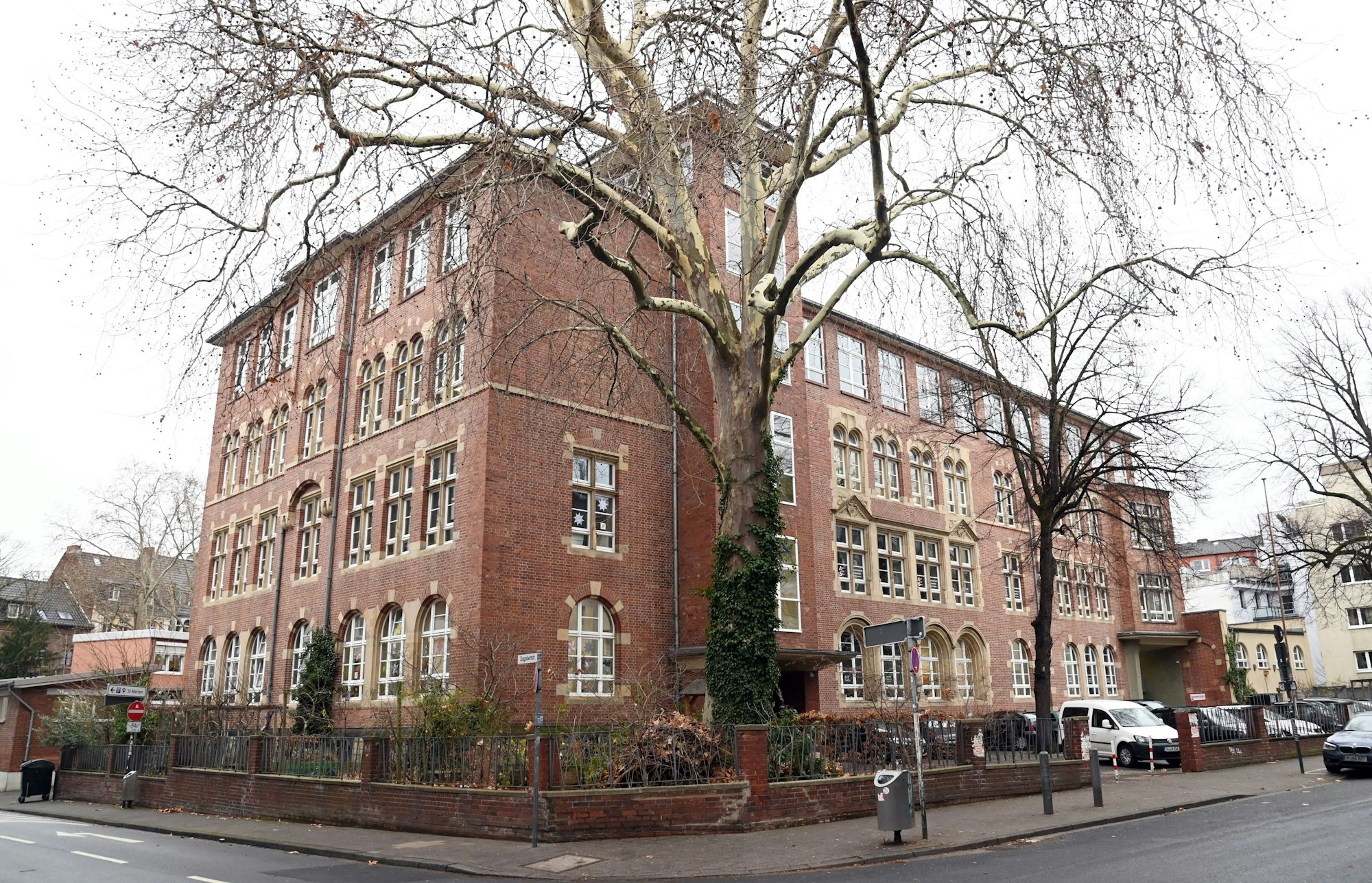 Das Gebäude der Katholischen Hauptschule am Rhein in der Niederichstraße.