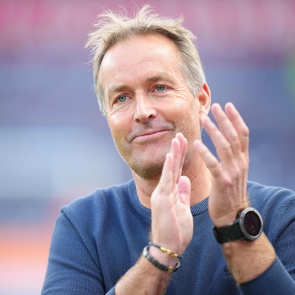 Bayer Leverkusen's Danish head coach Kasper Hjulmand arrives for the German first division Bundesliga football match between Bayer 04 Leverkusen and 1. FC Union Berlin in Leverkusen, western Germany on October 4, 2025. (Photo by Pau Barrena / AFP) / DFL REGULATIONS PROHIBIT ANY USE OF PHOTOGRAPHS AS IMAGE SEQUENCES AND/OR QUASI-VIDEO