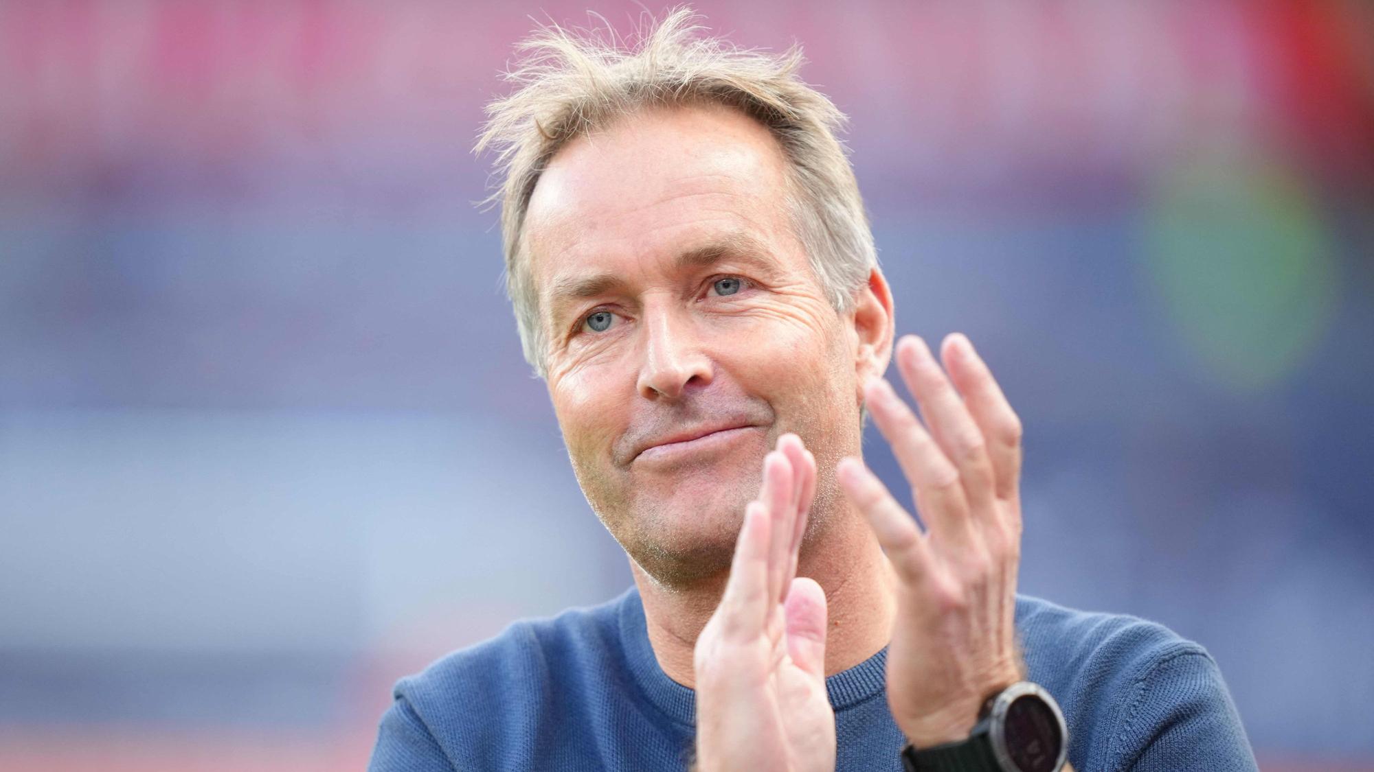 Bayer Leverkusen's Danish head coach Kasper Hjulmand arrives for the German first division Bundesliga football match between Bayer 04 Leverkusen and 1. FC Union Berlin in Leverkusen, western Germany on October 4, 2025. (Photo by Pau Barrena / AFP) / DFL REGULATIONS PROHIBIT ANY USE OF PHOTOGRAPHS AS IMAGE SEQUENCES AND/OR QUASI-VIDEO