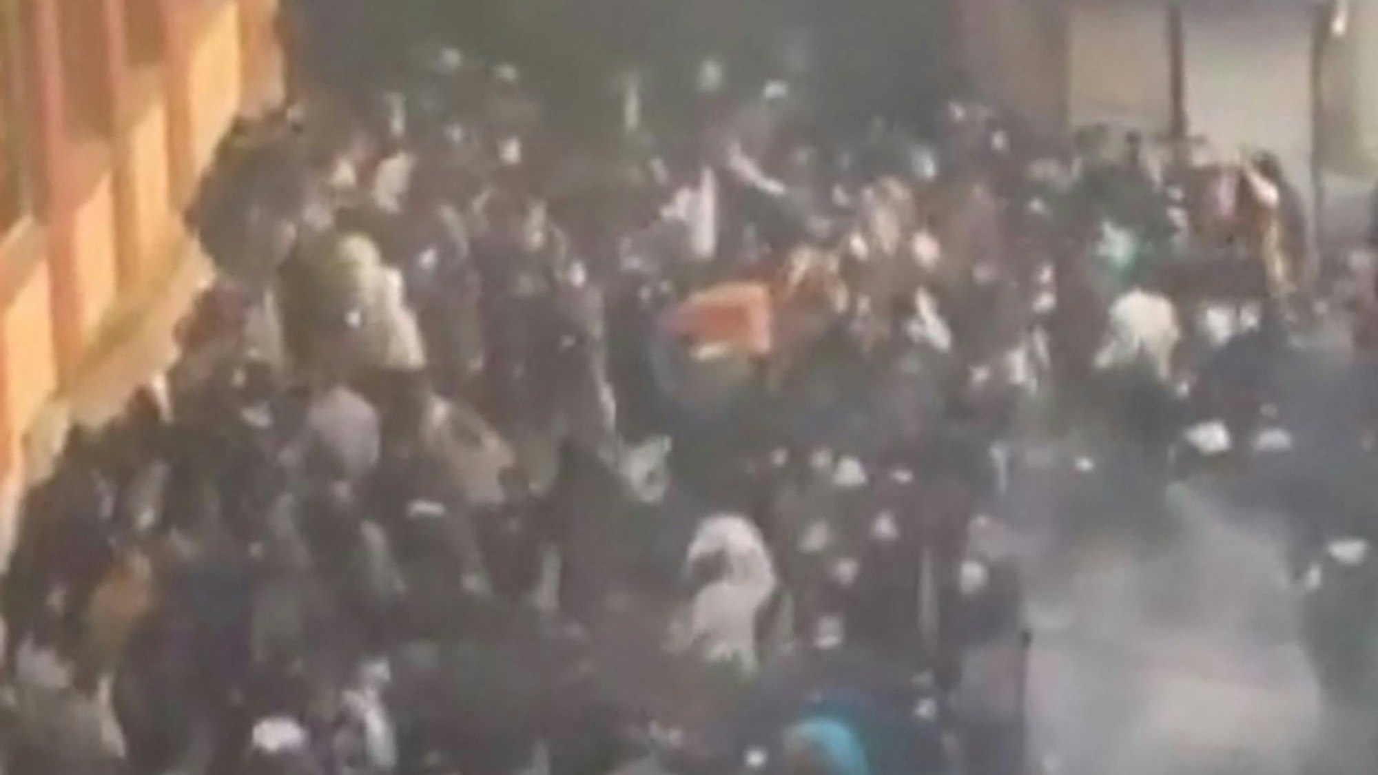 Diese am 6. Januar 2026 aufgenommene Aufnahme aus nutzergenerierten Inhalten (UGC), die noch am selben Tag in sozialen Medien veröffentlicht wurden, zeigt Zusammenstöße zwischen Demonstrierenden und iranischen Sicherheitskräften im Teheraner Basar. Iranische Sicherheitskräfte setzten Tränengas ein, um Demonstrierende im Teheraner Basar zu zerstreuen, die Parolen gegen die klerikalen Machthaber skandierten, wie Menschenrechtsgruppen und in sozialen Medien veröffentlichte Bilder berichten.