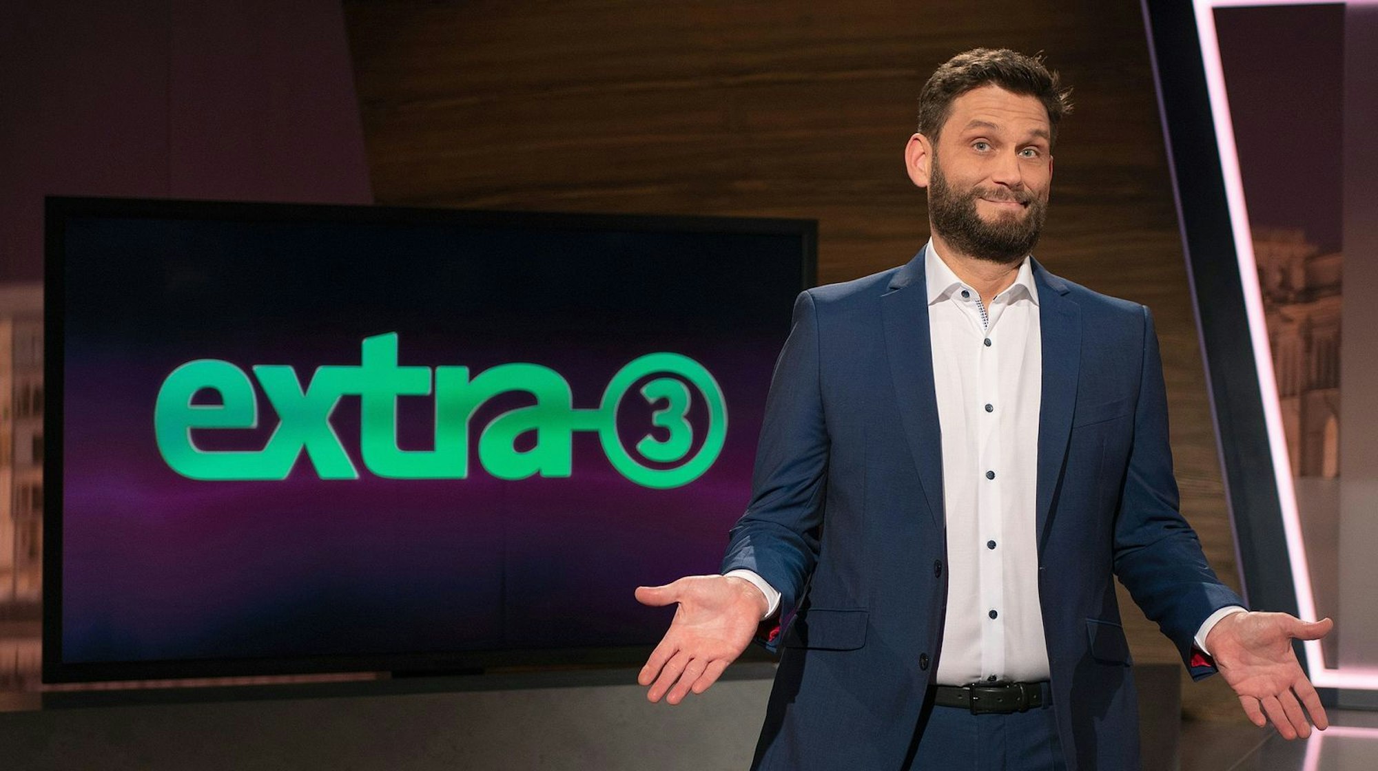 Christian Ehring moderiert die NDR-Satire-Show „extra 3“ im Ersten. (Bild: NDR / Jonas Fülscher)