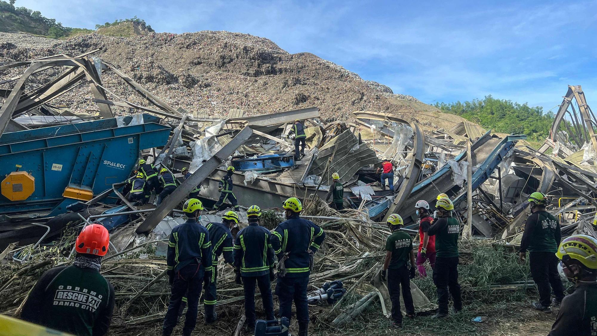 Such- und Rettungsteams suchen nach Menschen, die nach einem Erdrutsch auf der Mülldeponie in Barangay Binaliw, Cebu City, am 9. Januar 2026 verschüttet wurden.