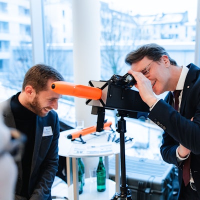 Hendrik Wüst begutachtet die Drohnenabwehrraketen des Hürther Startups Skylance.