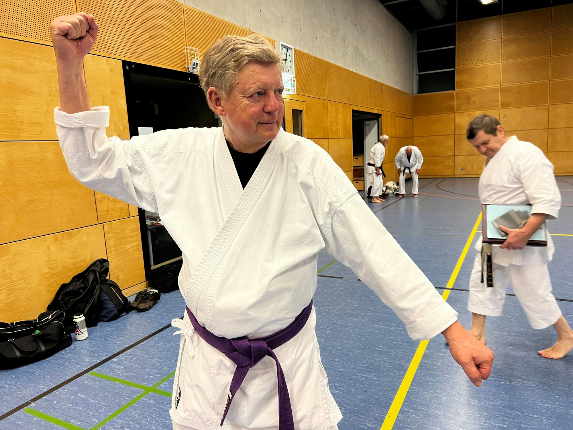 Doktor Andreas Schnadt übt Karate in der Wolfgang-Obladen-Halle beim Verein Yamabiko Manfort Bild: Ralf Krieger