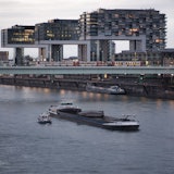 Das Bild zeigt das festgefahrene Frachtschiff und ein Einsatzschiff der Wasserschutzpolizei.