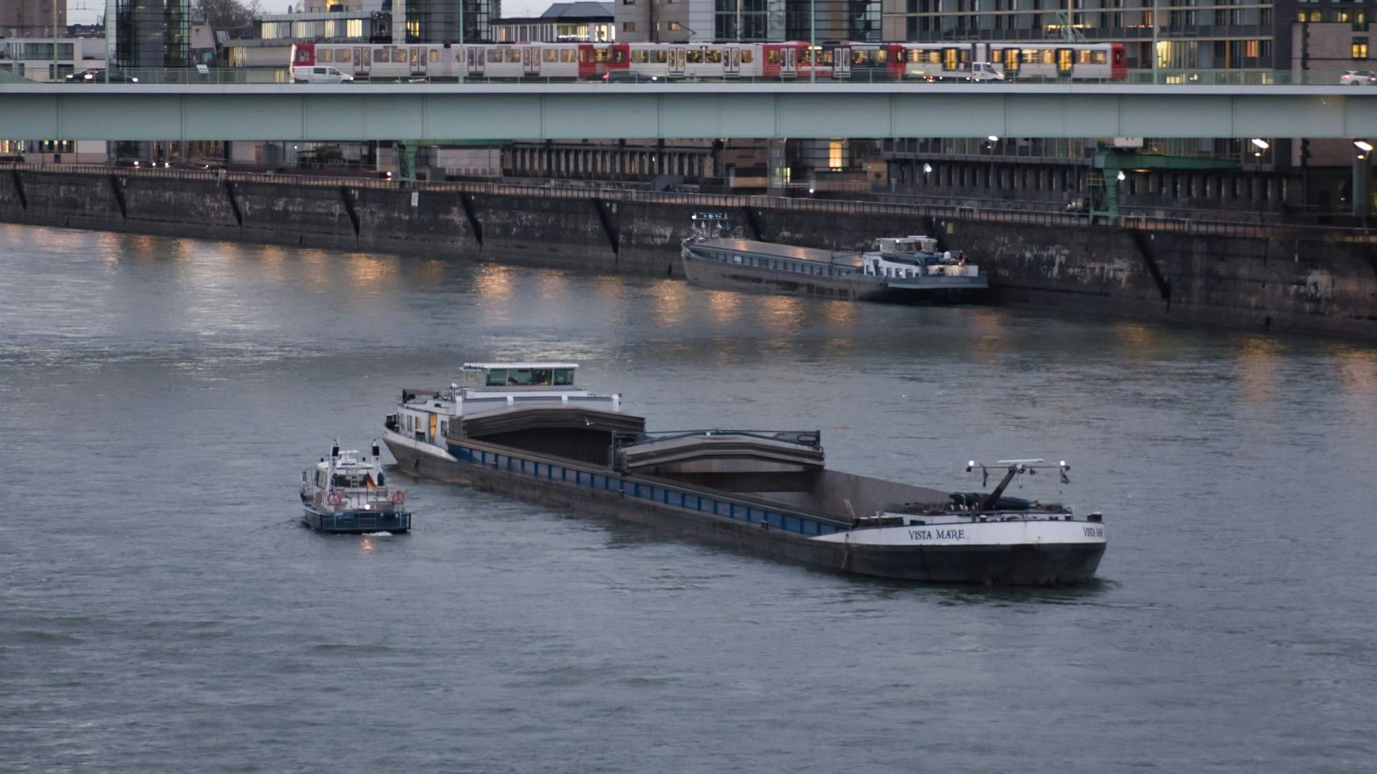 Das Bild zeigt das festgefahrene Frachtschiff und ein Einsatzschiff der Wasserschutzpolizei.