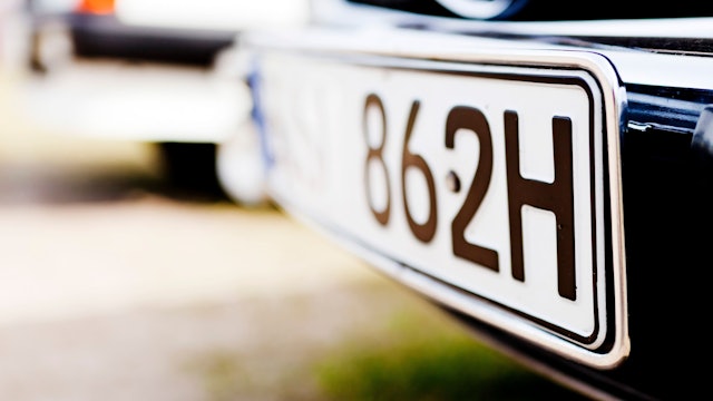 Ist ein Fahrzeug mindestens 30 Jahre alt, können Halter auch ein H-Kennzeichen beantragen - H für historisch.