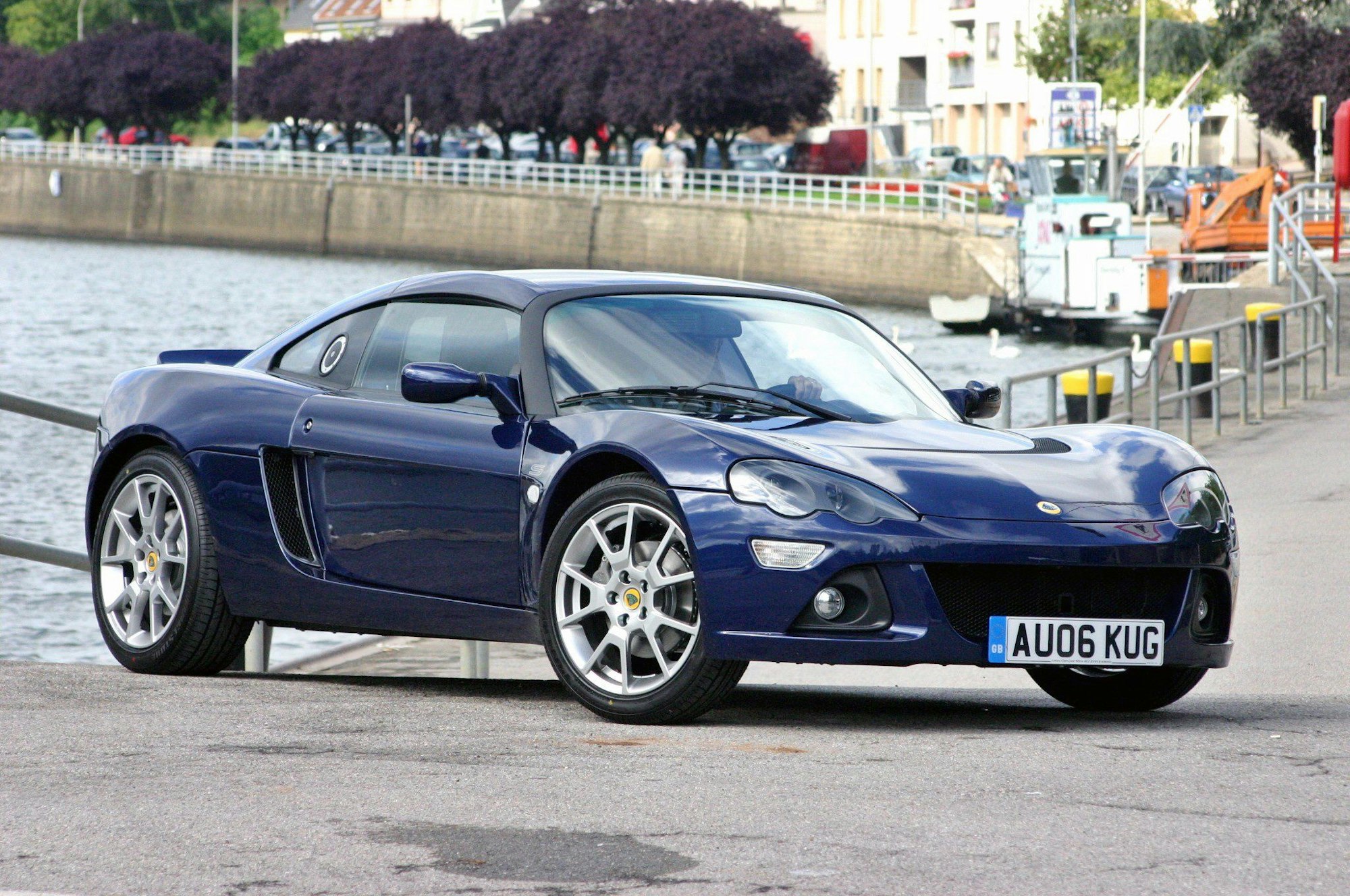 Die Lotus Elise wiegt nur 735 Kilogramm. Auf dem Foto ist ein etwas jüngeres Modell als das von 1996, die Ähnlichkeit ist aber sehr groß.