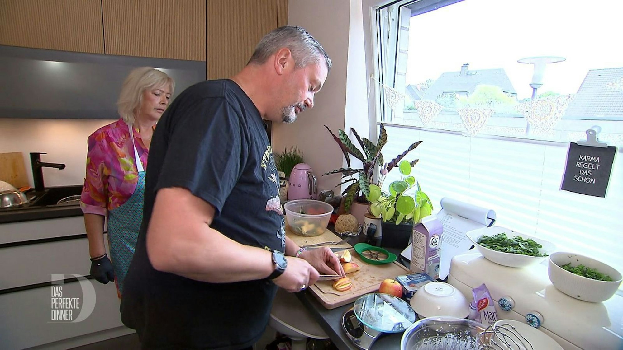 Mama Monika hilft ihrem Sohn Sascha beim Schnibbeln der vielen Zutaten.
(Bild: RTL)