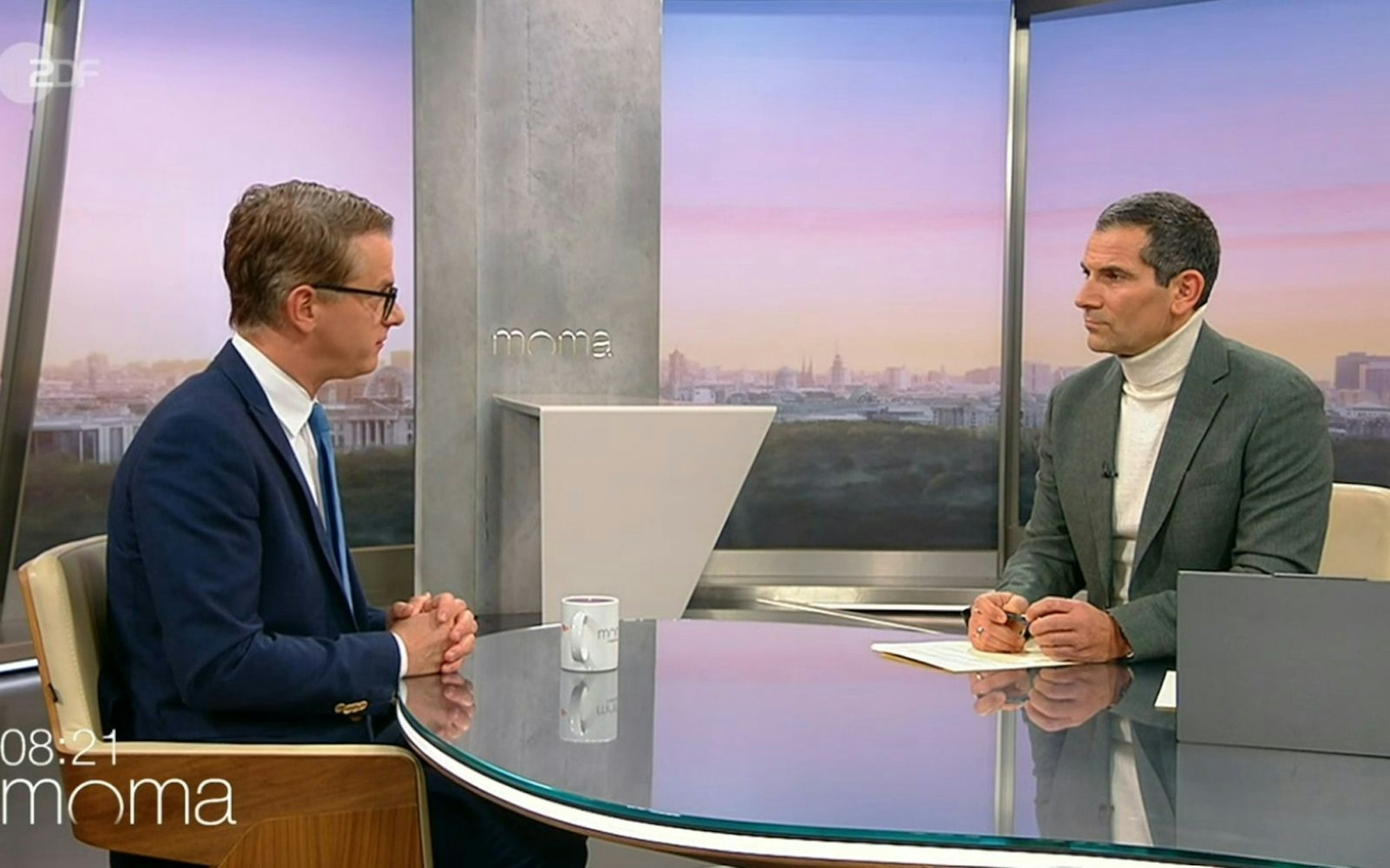 Anm Freitagmorgen stellte sich der CDU-Generalsekretär Carsten Linnemann (links) im ZDF-“Morgenmagazin“ den Fragen von Mitri Sirin. (Bild: ZDF)