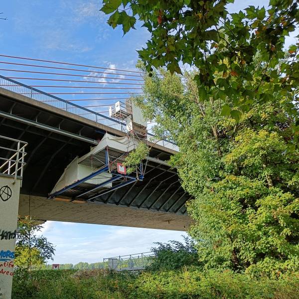 An der Bonner Nordbrücke finden Bauarbeiten statt.