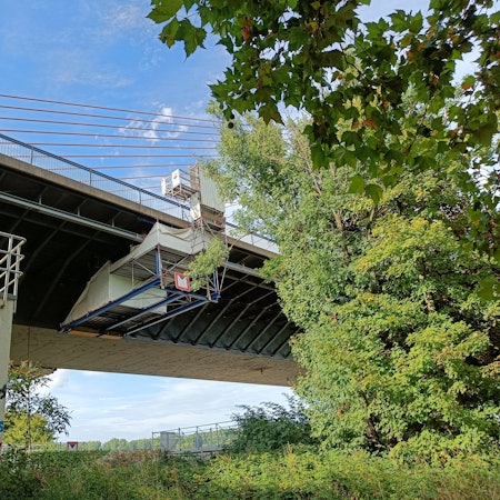 An der Bonner Nordbrücke finden Bauarbeiten statt.