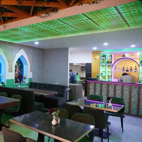Der Blick in ein exotisch gestaltetes und bunt beleuchtetes Restaurant.