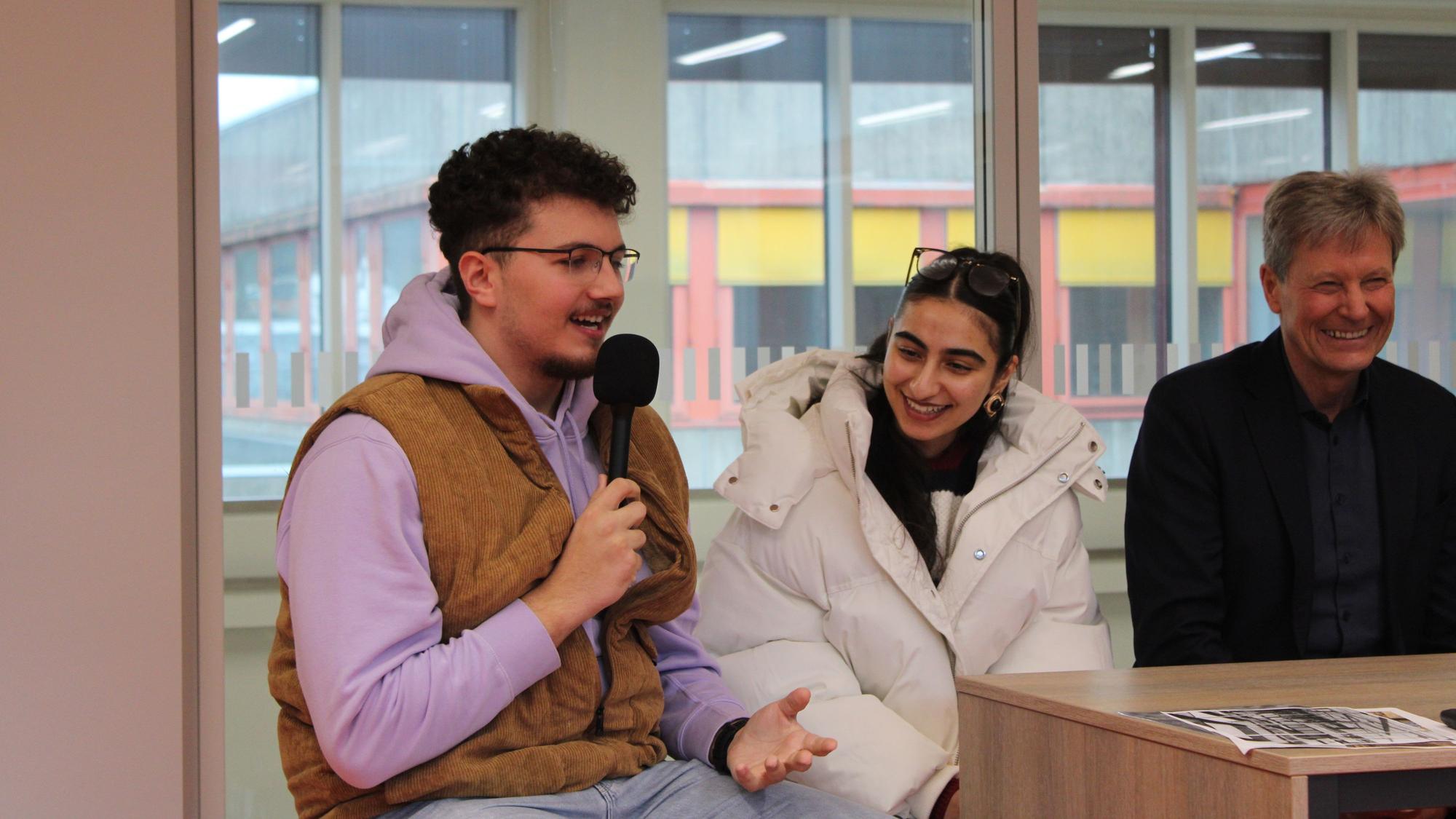 Bildungscampus Neuenhof: Amar Belic und Hasna Sayhoon (Oberstufe Gesamtschule) und Schulleiter Jochen Schütz