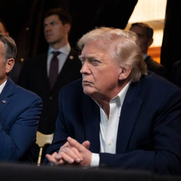 Das Bild zeigt US-Präsident Donald Trump zusammen mit CIA-Direktor John Ratcliffe (l) während der US-Militäroperationen in Venezuela in Mar-a-Lago.