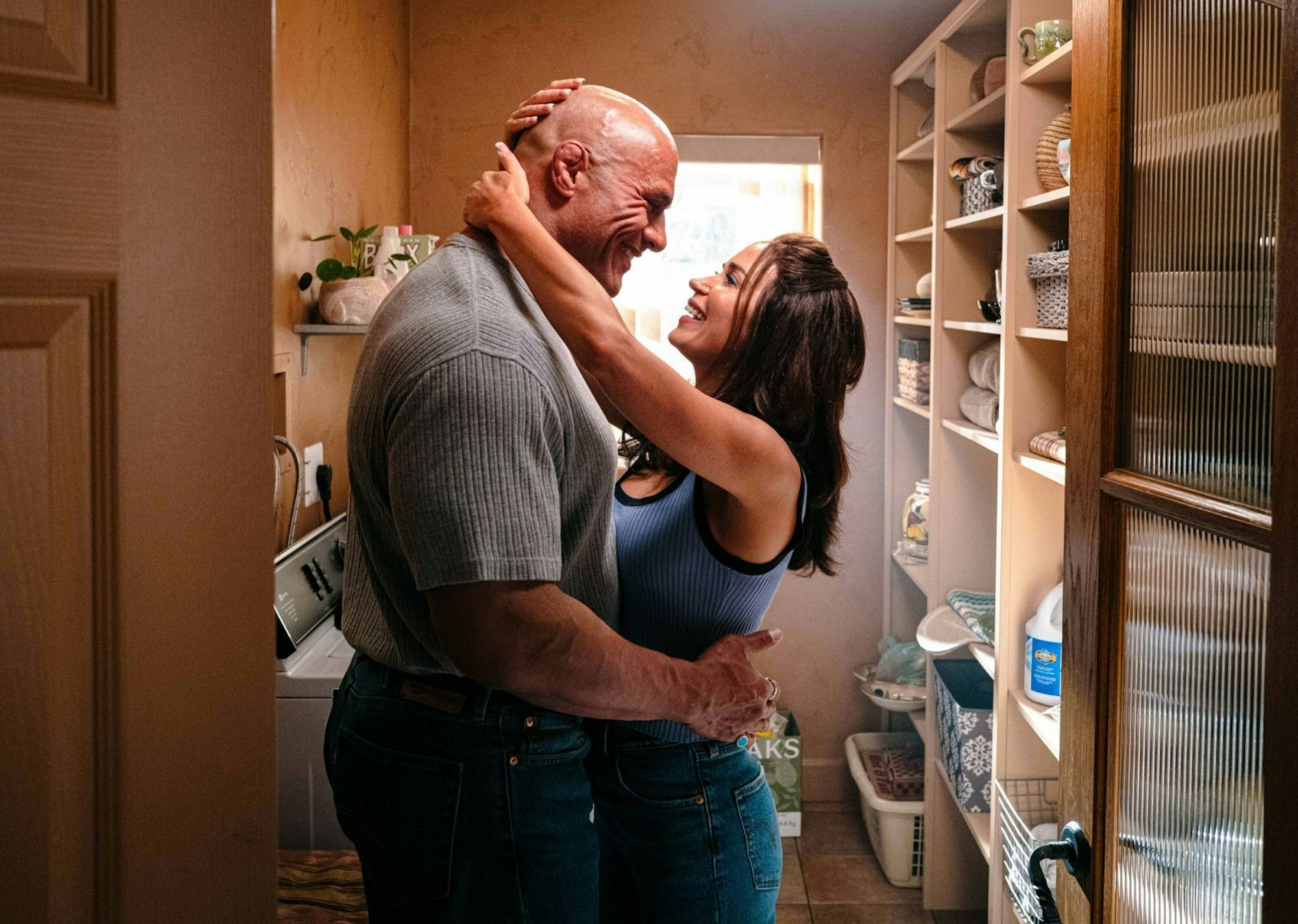 Die Beziehung von Mark Kerr (Dwayne Johnson) und Dawn Staples (Emily Blunt) leidet zunehmend unter der Drogensucht des Mixed-Martial-Arts-Kämpfers. (Bild: Leonine)
