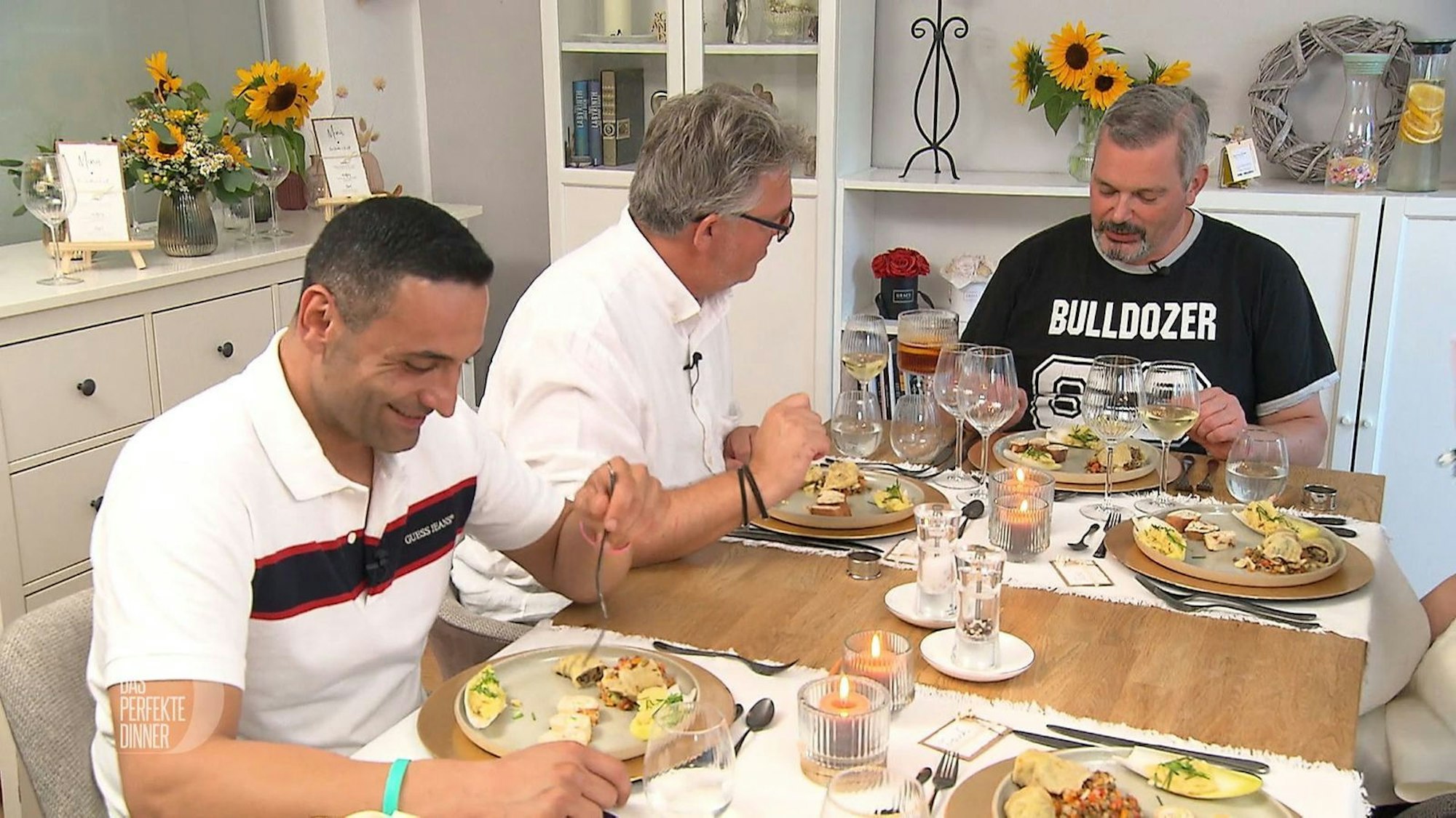 Adib (l.) und Andreas (r.) freuen sich über die Vielfalt auf dem Vorspeisenteller. Vor allem wissen sie endlich, was die schwäbischen Fremdwörter bedeuten.
(Bild: RTL)