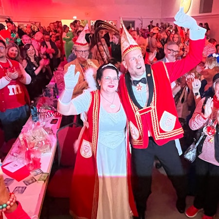 Die KG Rot-Weiß Bröl proklamierte im frisch renovierten Saal Wolters das 64. Prinzenpaar, Daniela I. und Verena I. Leiße.