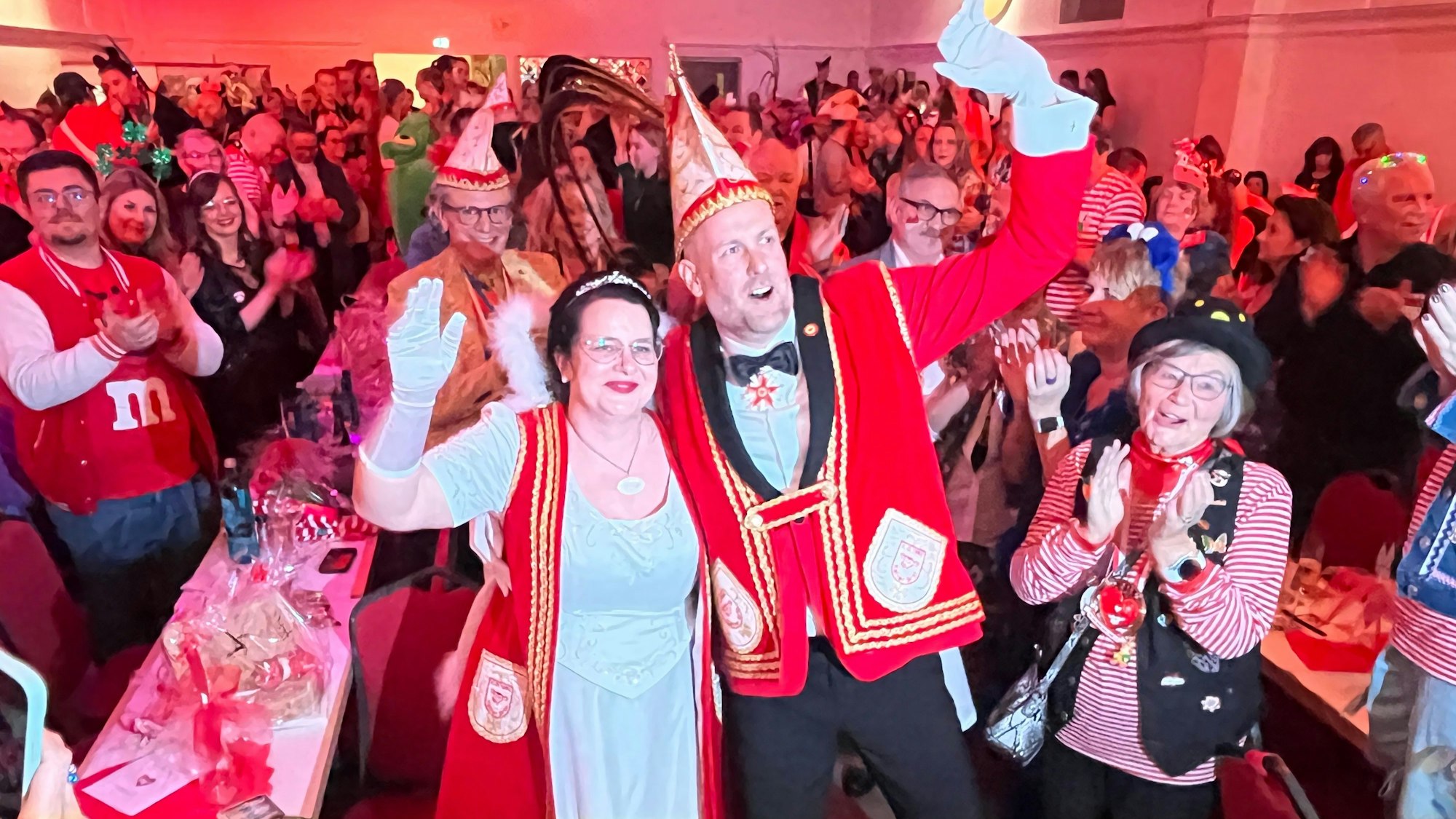 Die KG Rot-Weiß Bröl proklamierte im frisch renovierten Saal Wolters das 64. Prinzenpaar, Daniela I. und Verena I. Leiße.