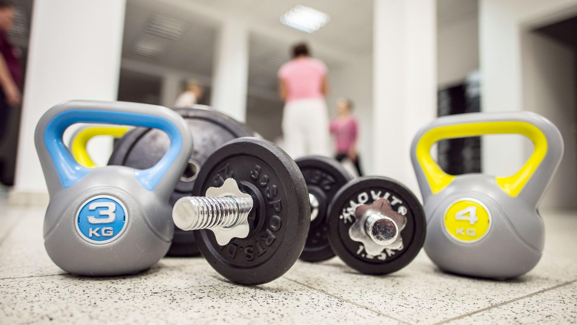 Mit Hanteltraining und Gewichten starten viele ihre sportlichen Neujahrsvorsätze, unter anderem zum Abnehmen.