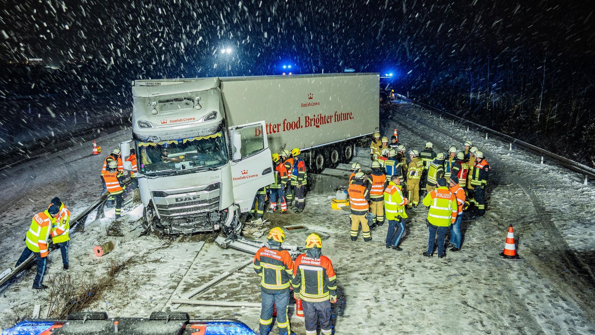 Einsatzkräfte arbeiten an der Unfallstelle auf der Autobahn 70 bei Gochsheim (Lkr. Schweinfurt). Foto: Ferdinand Merzbach/NEWS5/dpa
