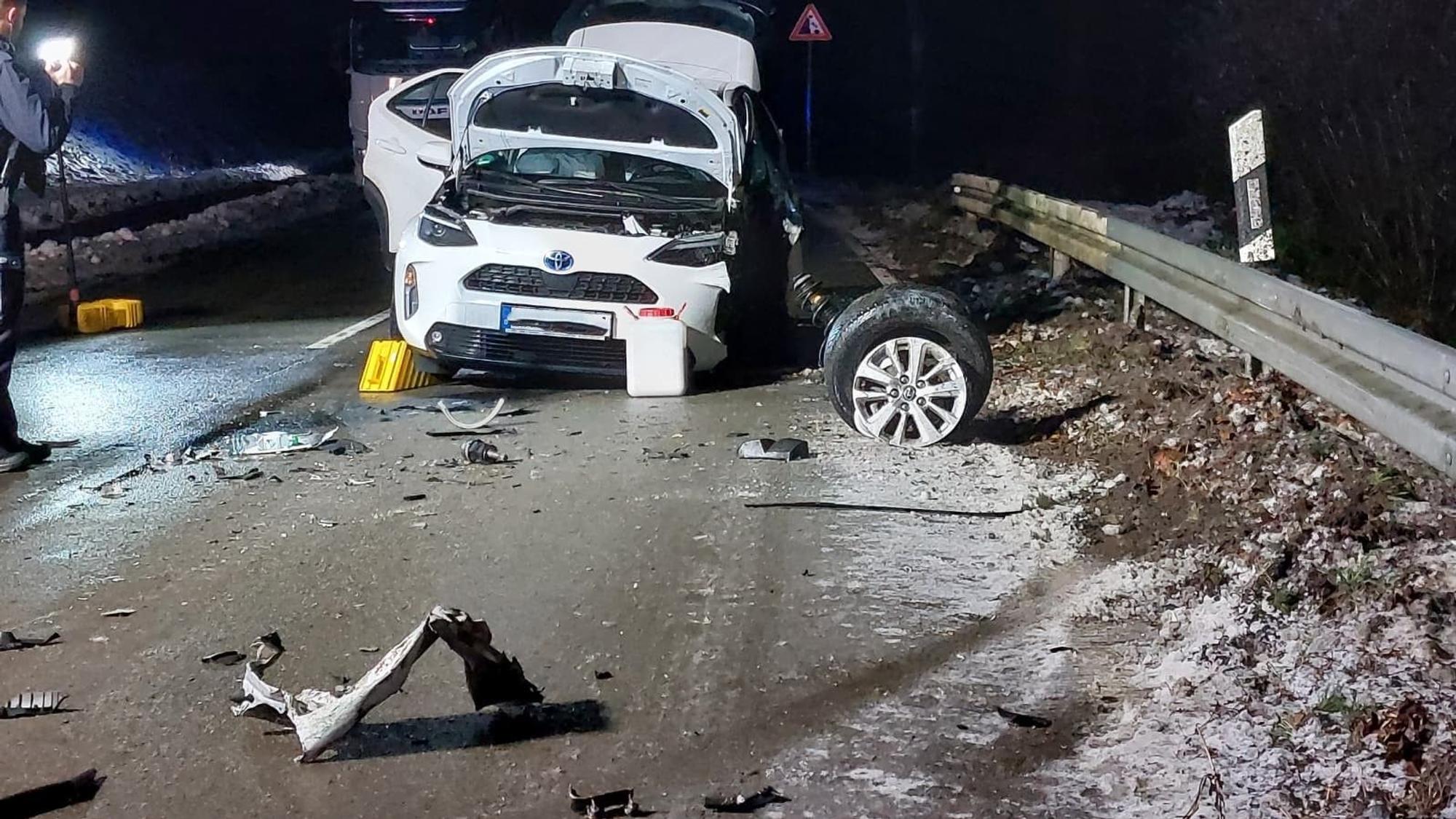 Der Fahrer des Autos ist bei dem Unfall mit dem Lkw schwer verletzt worden.