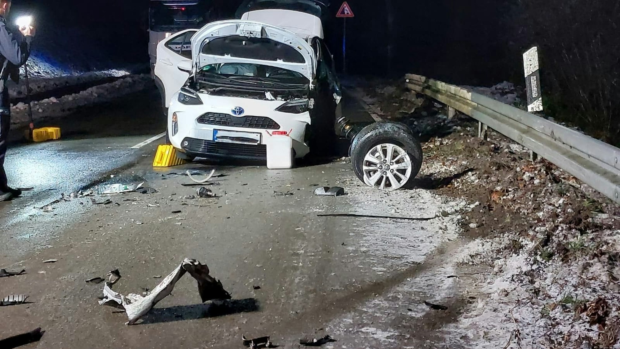 Der Fahrer des Autos ist bei dem Unfall mit dem Lkw schwer verletzt worden.