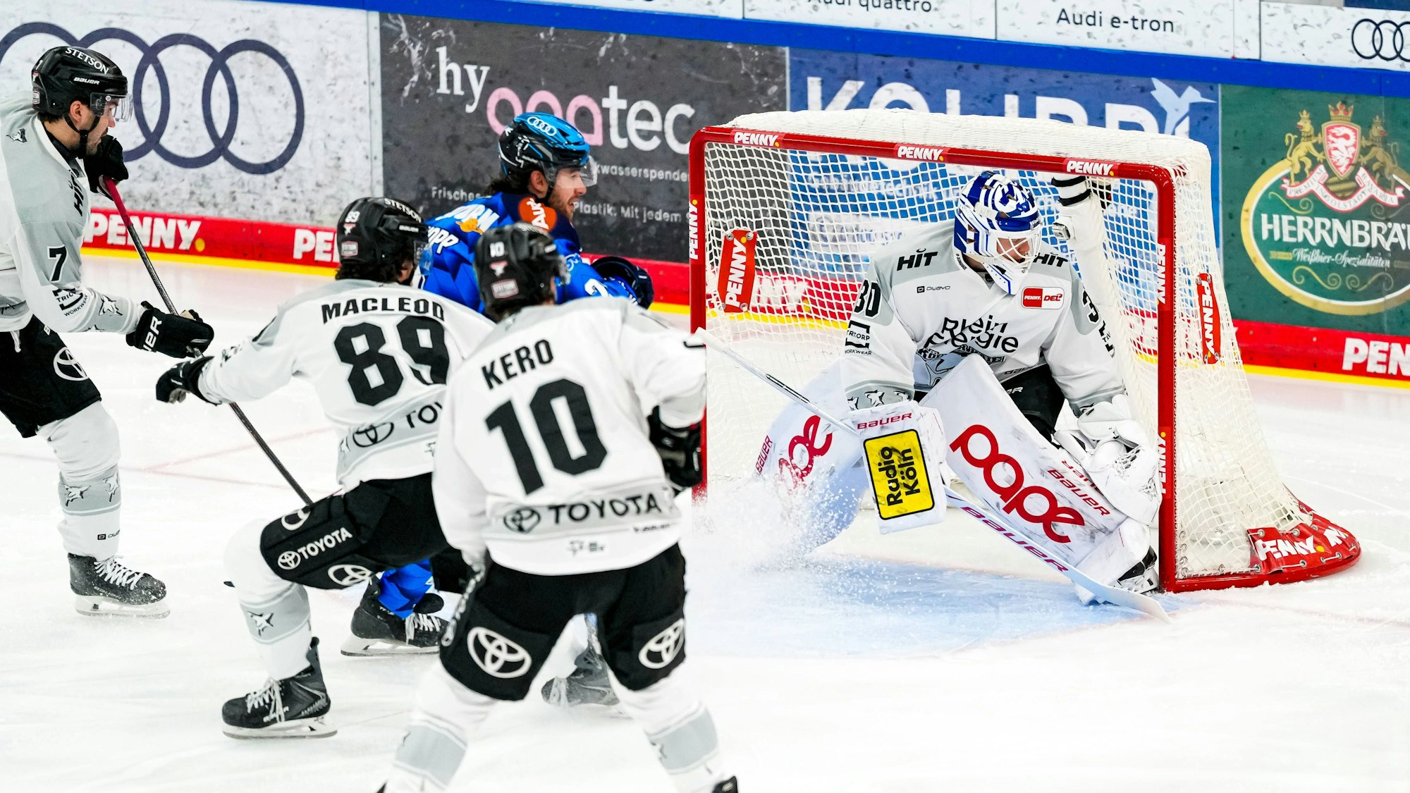 Eine Spielszene aus dem DEL-Duell zwischen dem ERC Ingolstadt und den Kölner Haien.