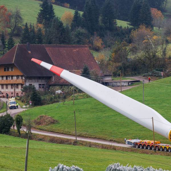 Ein Flügel eines Windrads ist auf einem sogenannten Selbstfahrer montiert und wird durch den Ort Prinzbach transportiert.