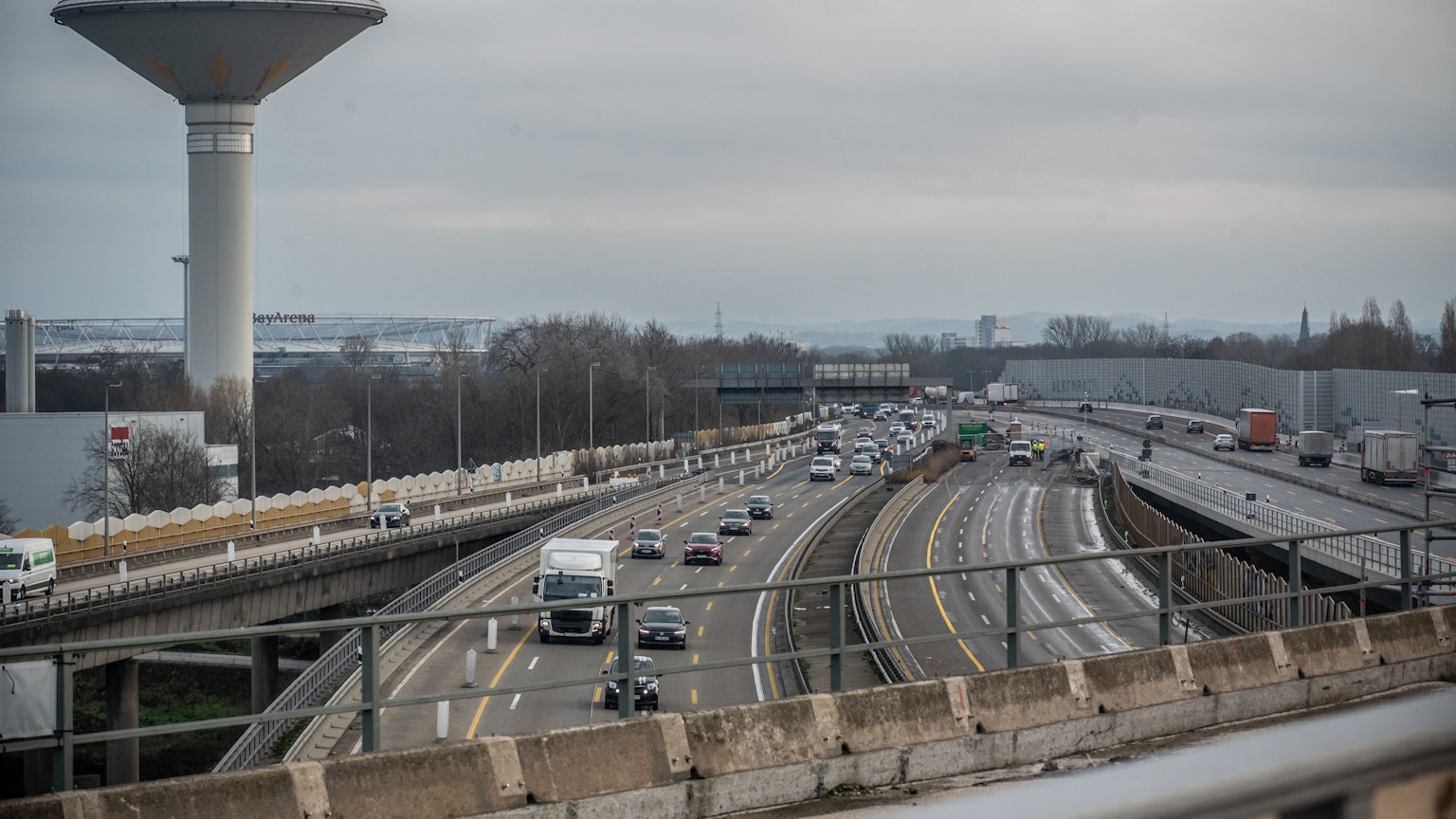 Die Autobahn GmbH gibt Teilstücke in Kreuz Leverkusen-West frei, unter anderem die Verbindungsbrücke von der Autobahn 59 auf die A1 in Richtung Dortmund. Bild: Ralf Krieger