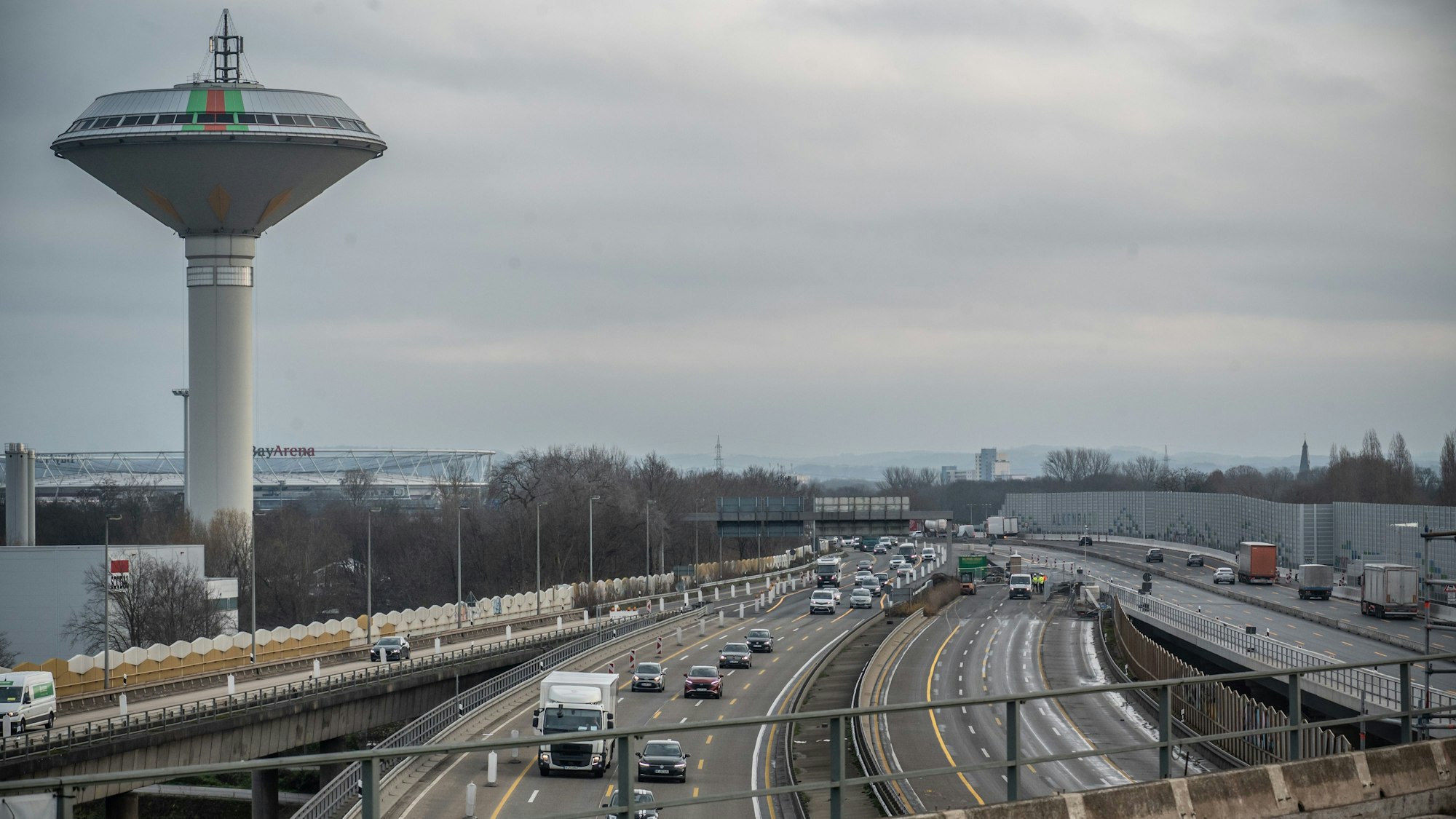Die Autobahn GmbH gibt Teilstücke in Kreuz Leverkusen-West frei, unter anderem die Verbindungsbrücke von der Autobahn 59 auf die A1 in Richtung Dortmund. Bild: Ralf Krieger