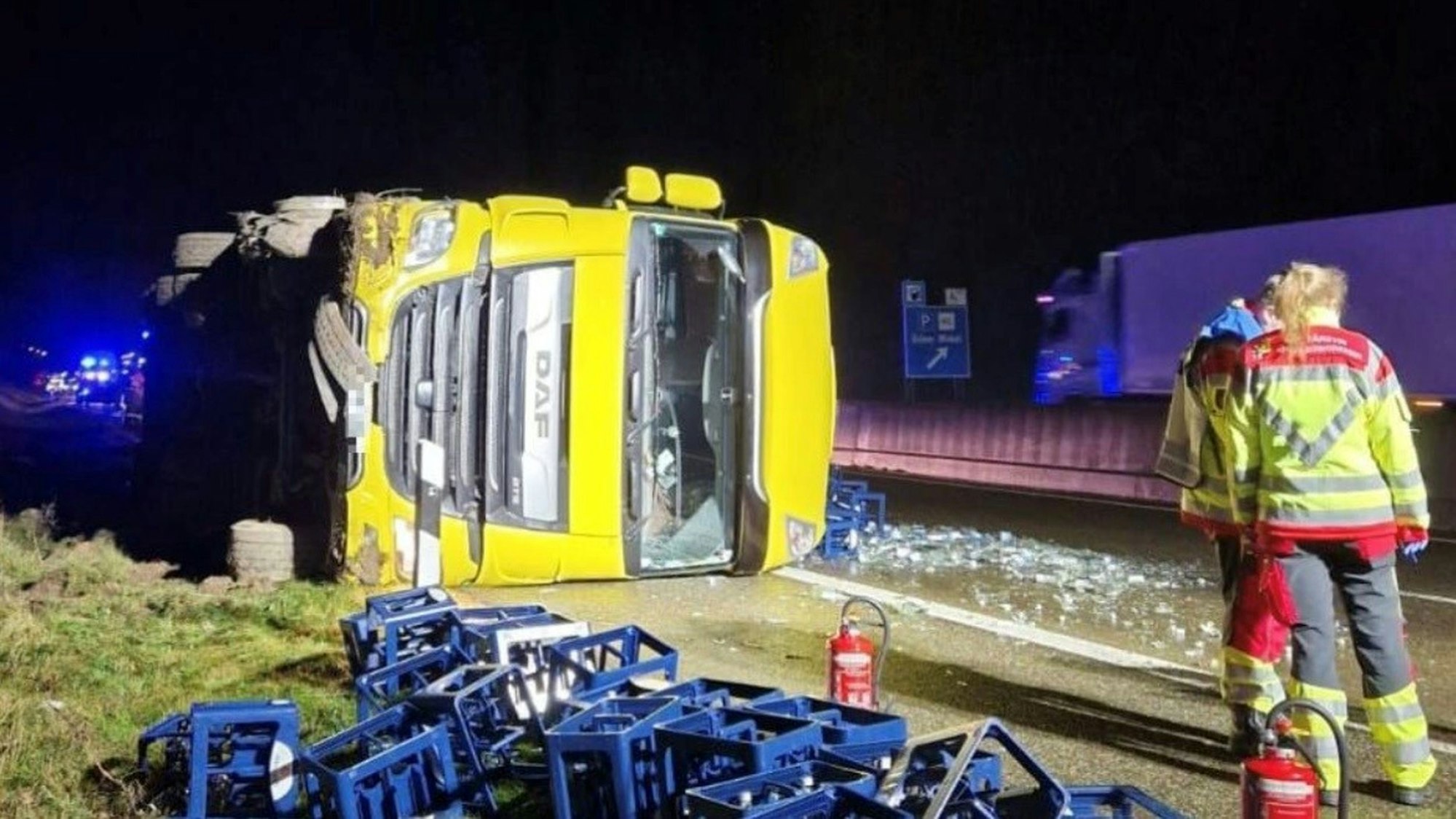 Das Bild zeigt den umgekippten Lkw auf der Autobahn.