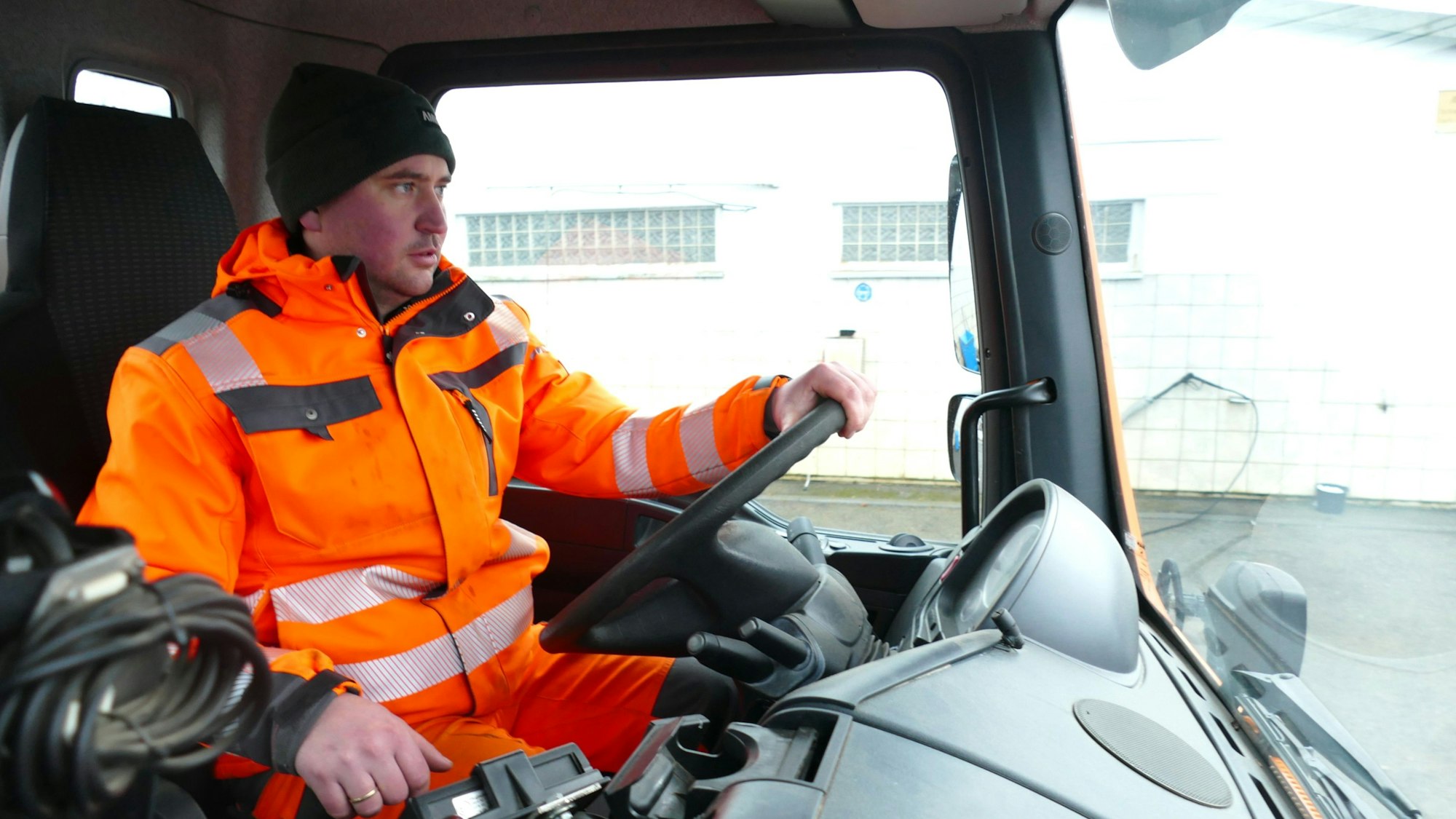 Christian Rötzel muss um 3 Uhr aufstehen, wenn es draußen glatt ist. Das Steuer des Streuwagens ist dann sein Arbeitsplatz.