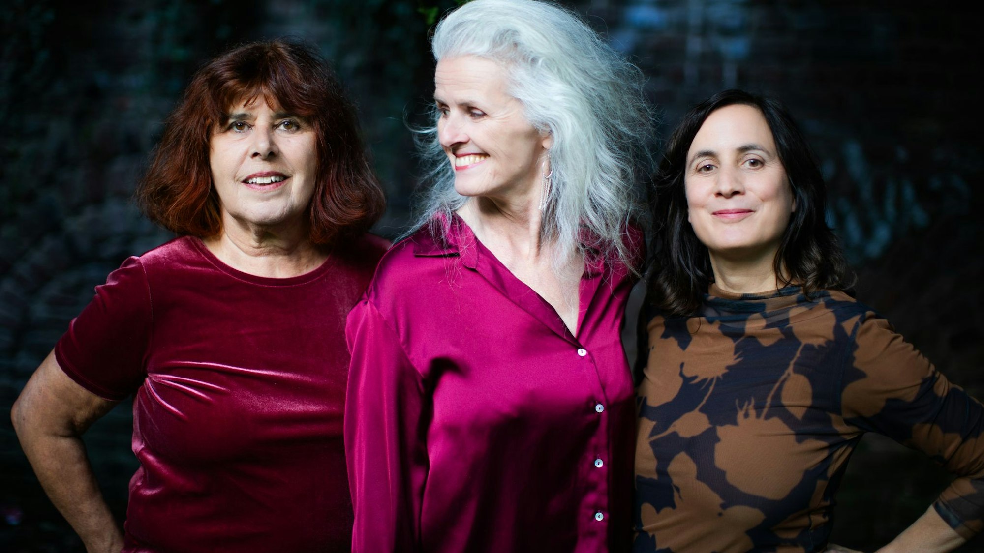 Porträt der Sängerin Anne Hartkamp, Stepptänzerin Ulrike Neth und Bassistin Ulla Oster