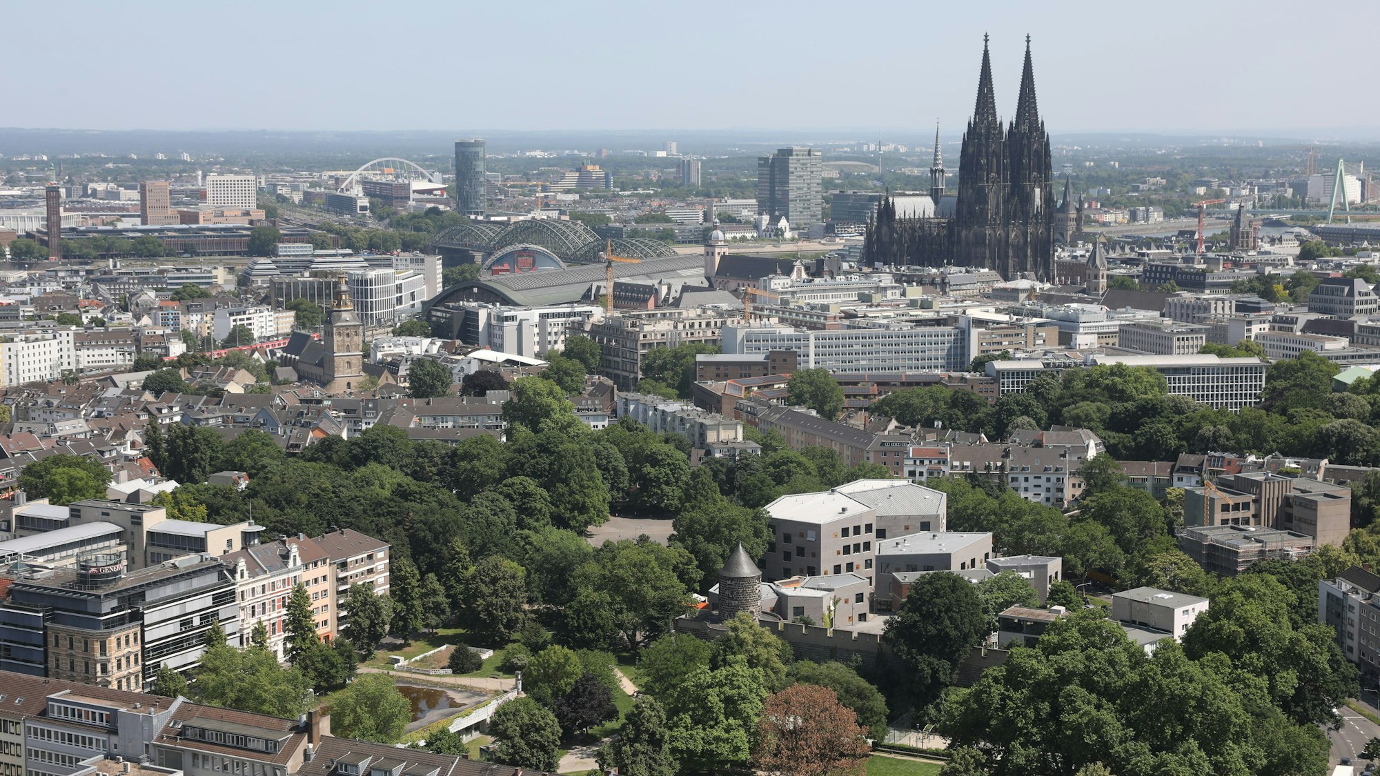 Ein Teil der neuen Bildungslandschaft Altstadt-Nord (graue Gebäude in der Mitte).